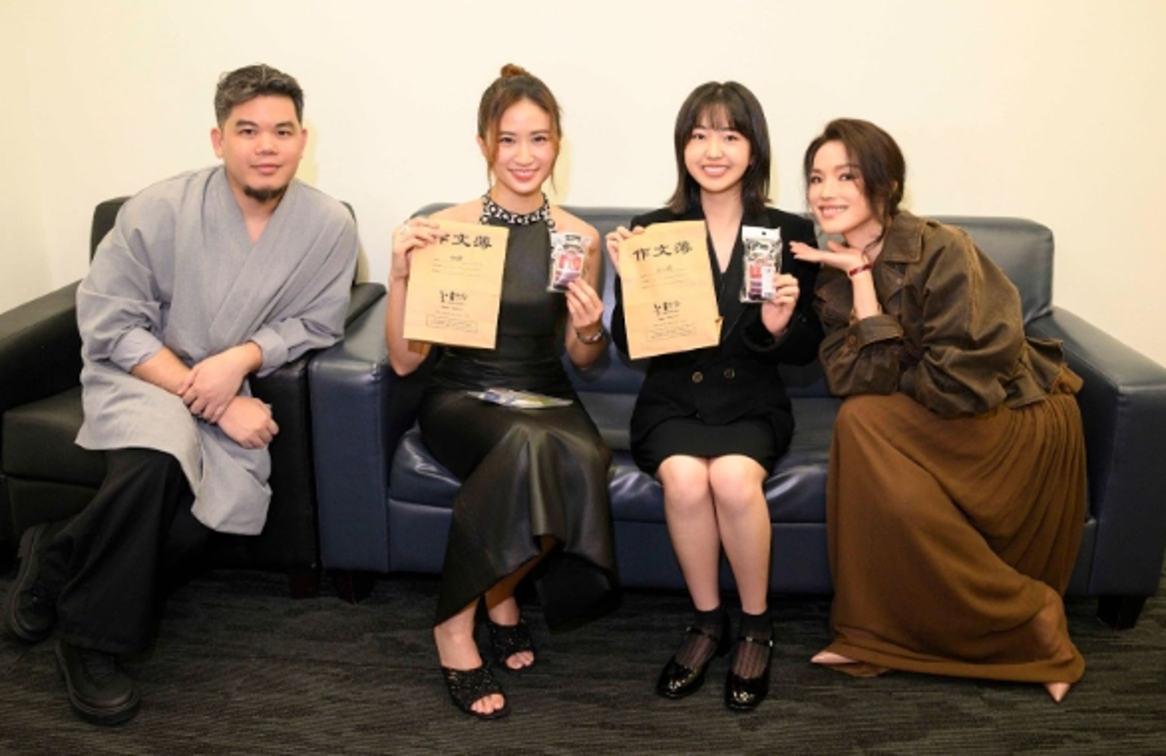 舒淇（右起）、白小櫻、9m88出席新加坡國際影展《女孩》開幕，影展方由影展總監童祈為代表送上作文簿和堅持膏給2位演員。（甲上娛樂提供）