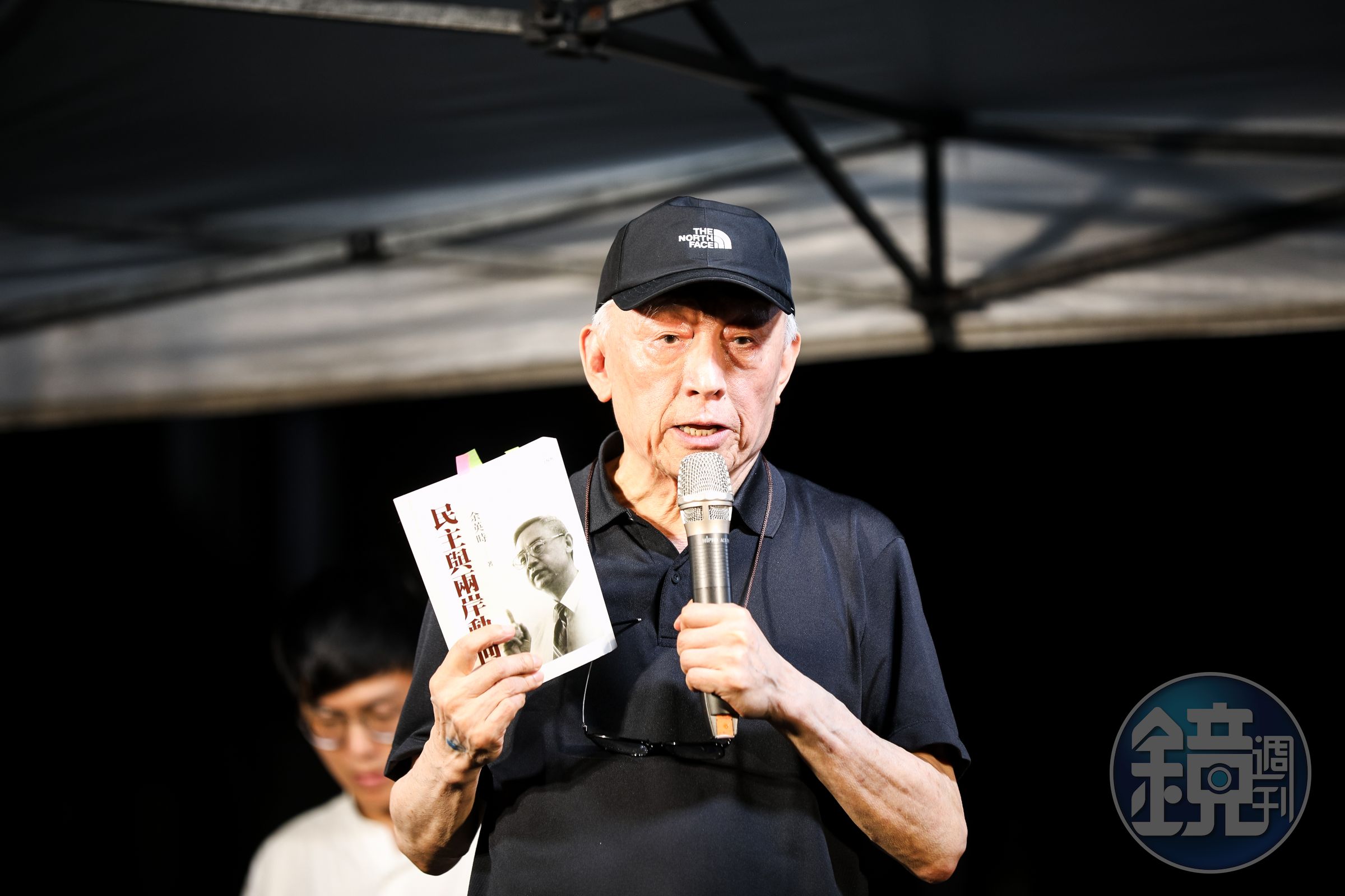 聯電創辦人曹興誠晚間也親自到立法院外聲援。
