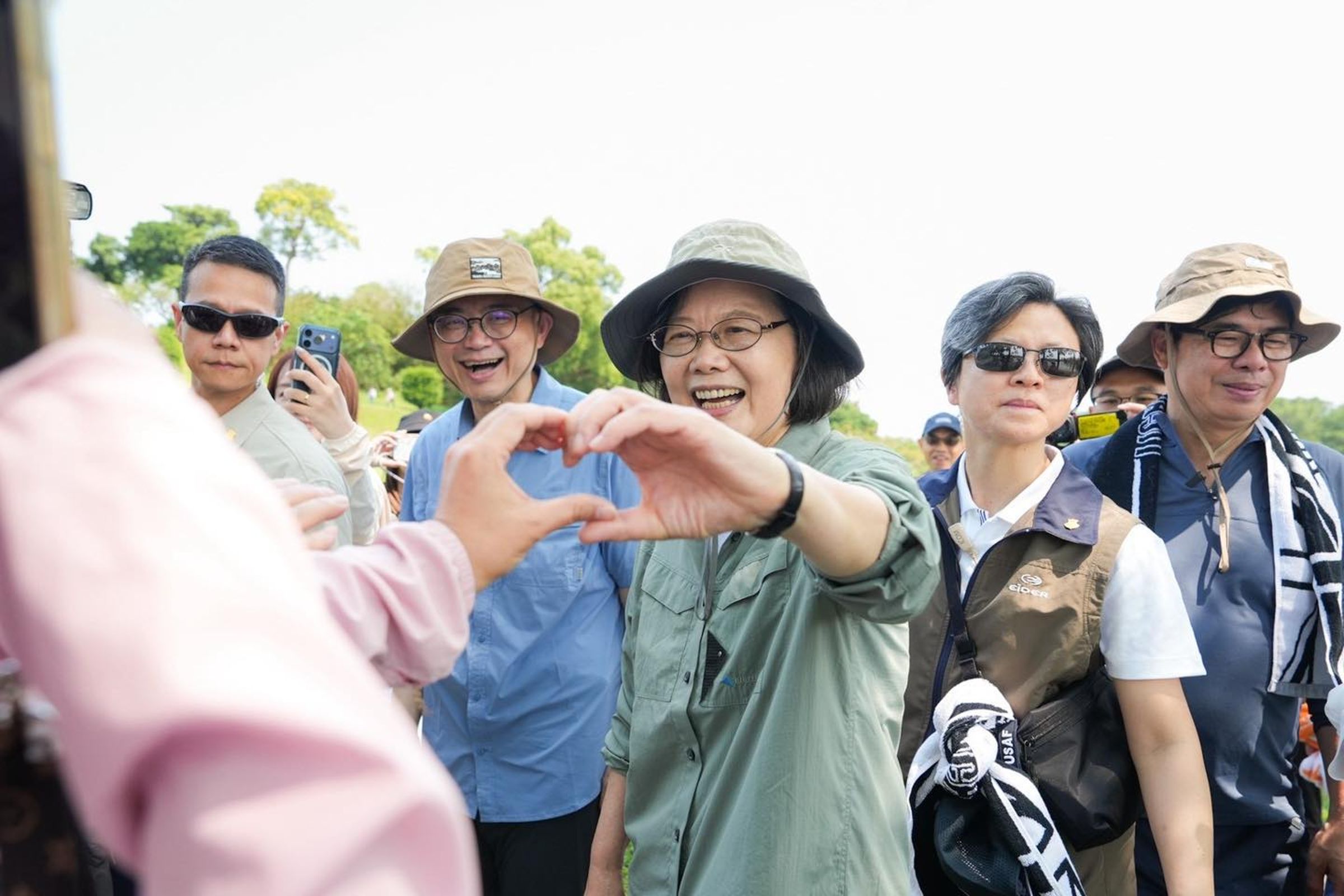 蔡英文南下人氣無法擋,比愛心OK的啦。(賴瑞隆辦公室提供)