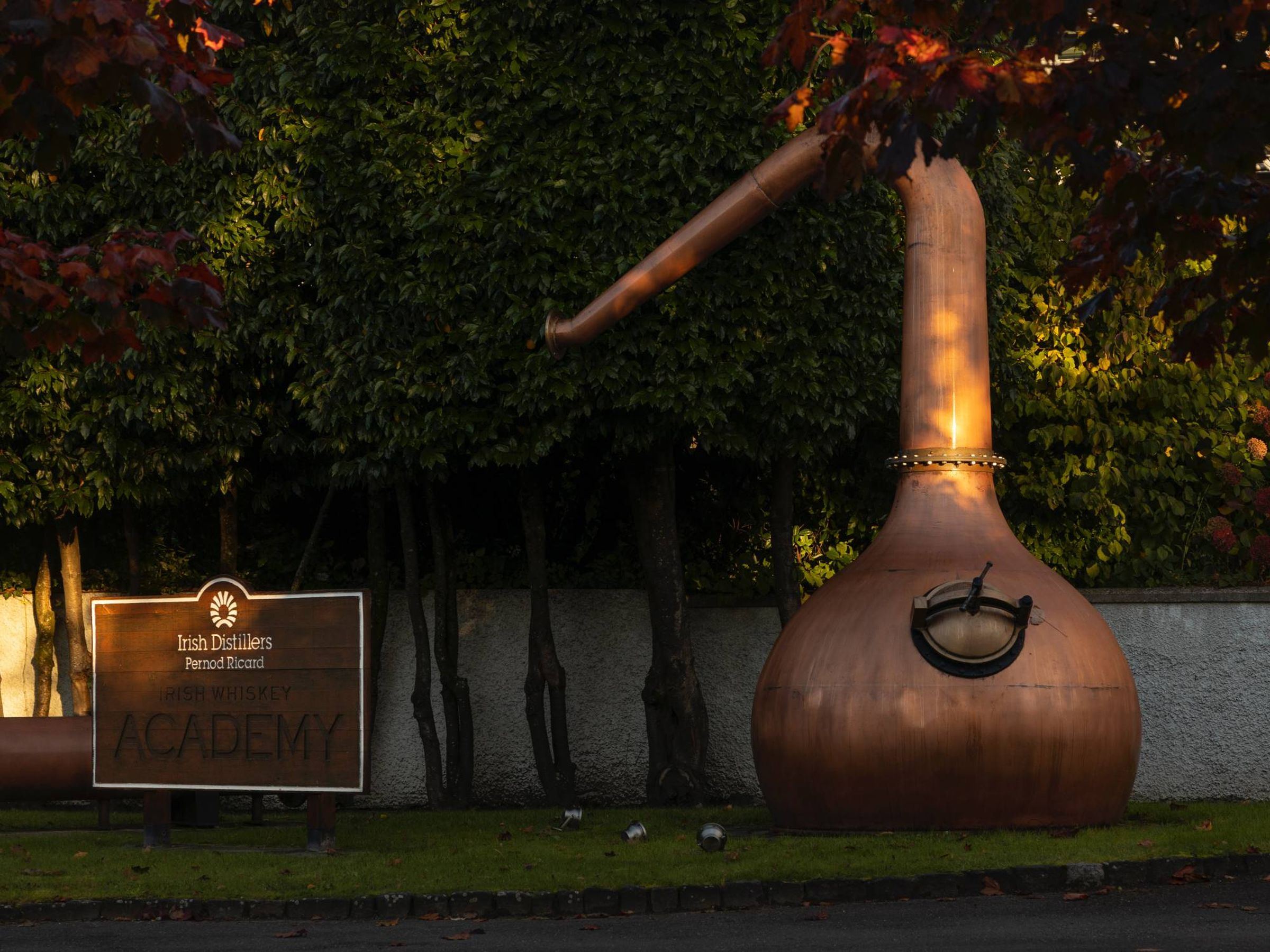 生產「紅馥知更鳥」酒液的愛爾蘭最古老的酒廠之一穆頓酒廠（Midleton Distillery），在園區的入口處展示形狀獨特的「單一壺式蒸餾器」，其蒸餾器是歷史最悠久的蒸餾器之一。