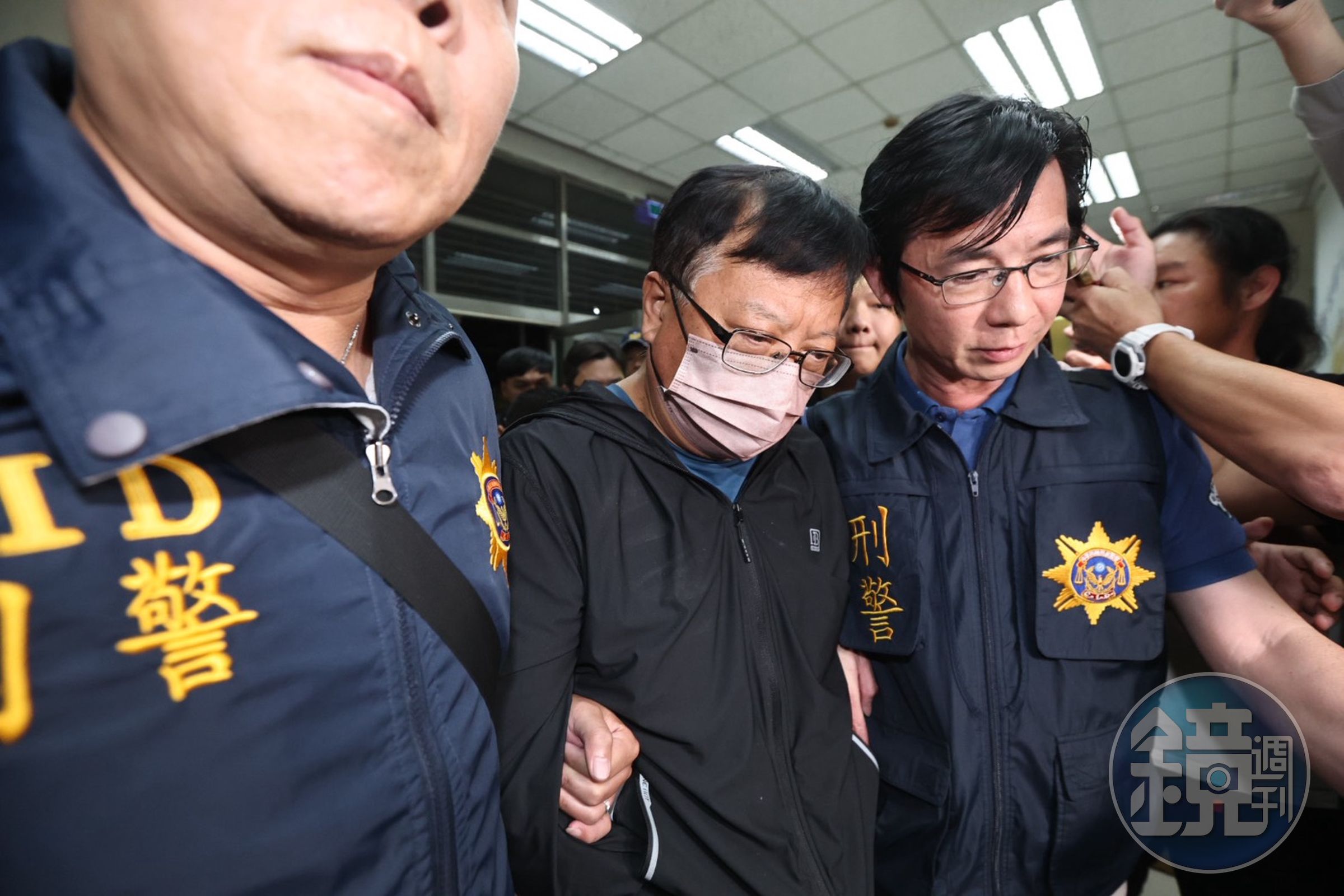徐漢今天被押解到橋頭地檢署。(讀者提供)