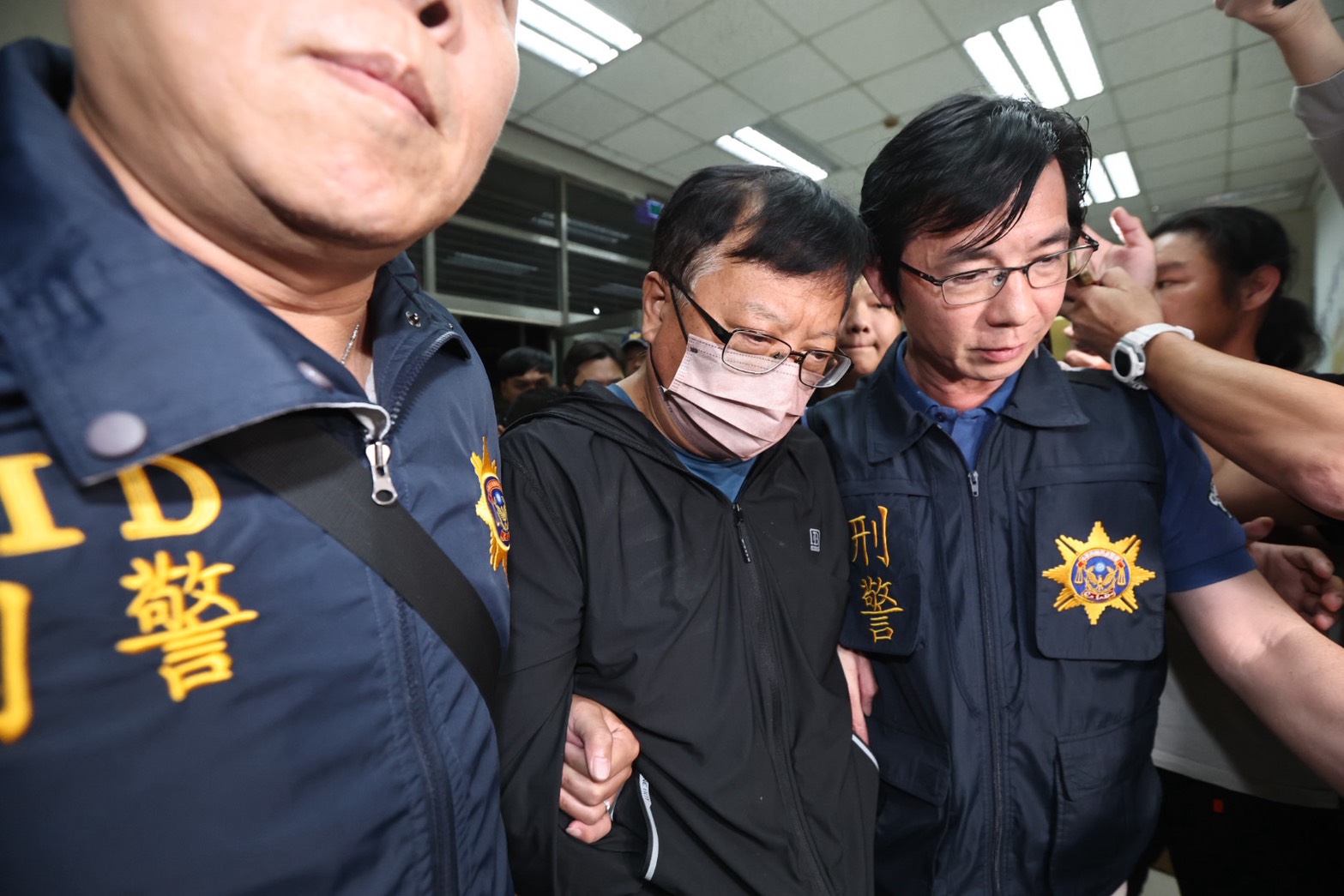 徐漢今天被押解到橋頭地檢署。（讀者提供）