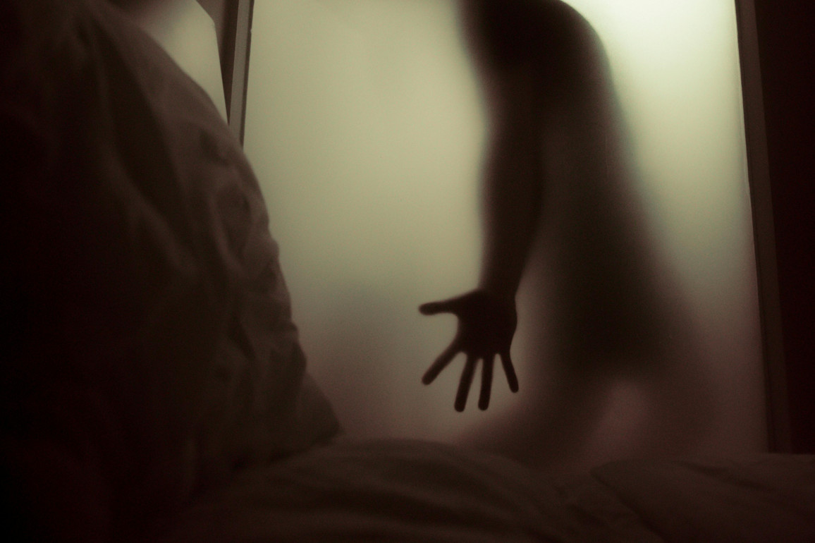 一名靈車司機因口無遮攔，在運送遺體時隨意抱怨屍臭，導致當晚回家遇到靈異事件。（示意圖，pexels）