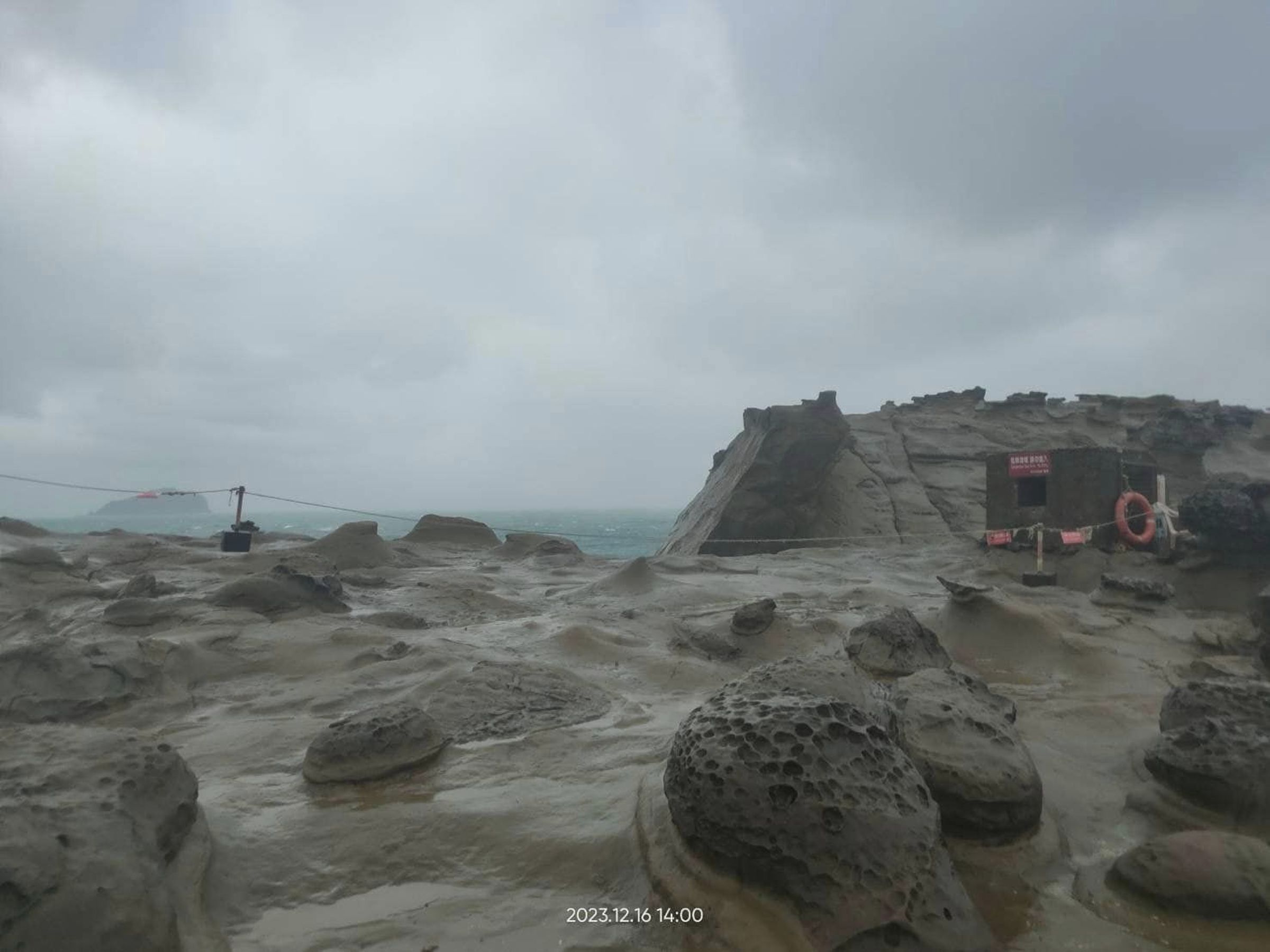 東北角海岸知名自然地景「象鼻岩」因海水長期沖蝕及自然風化,象鼻岩體在今天下午斷裂。(新北市瑞芳區公所提供)