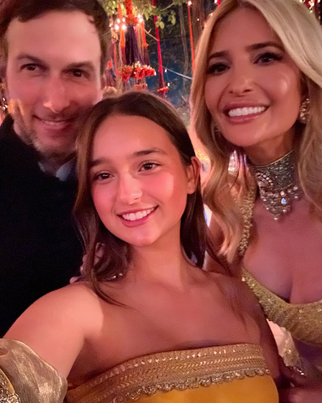 阿拉貝拉(中)與爸爸庫許納、媽媽伊凡卡。(翻攝ivankatrump IG)