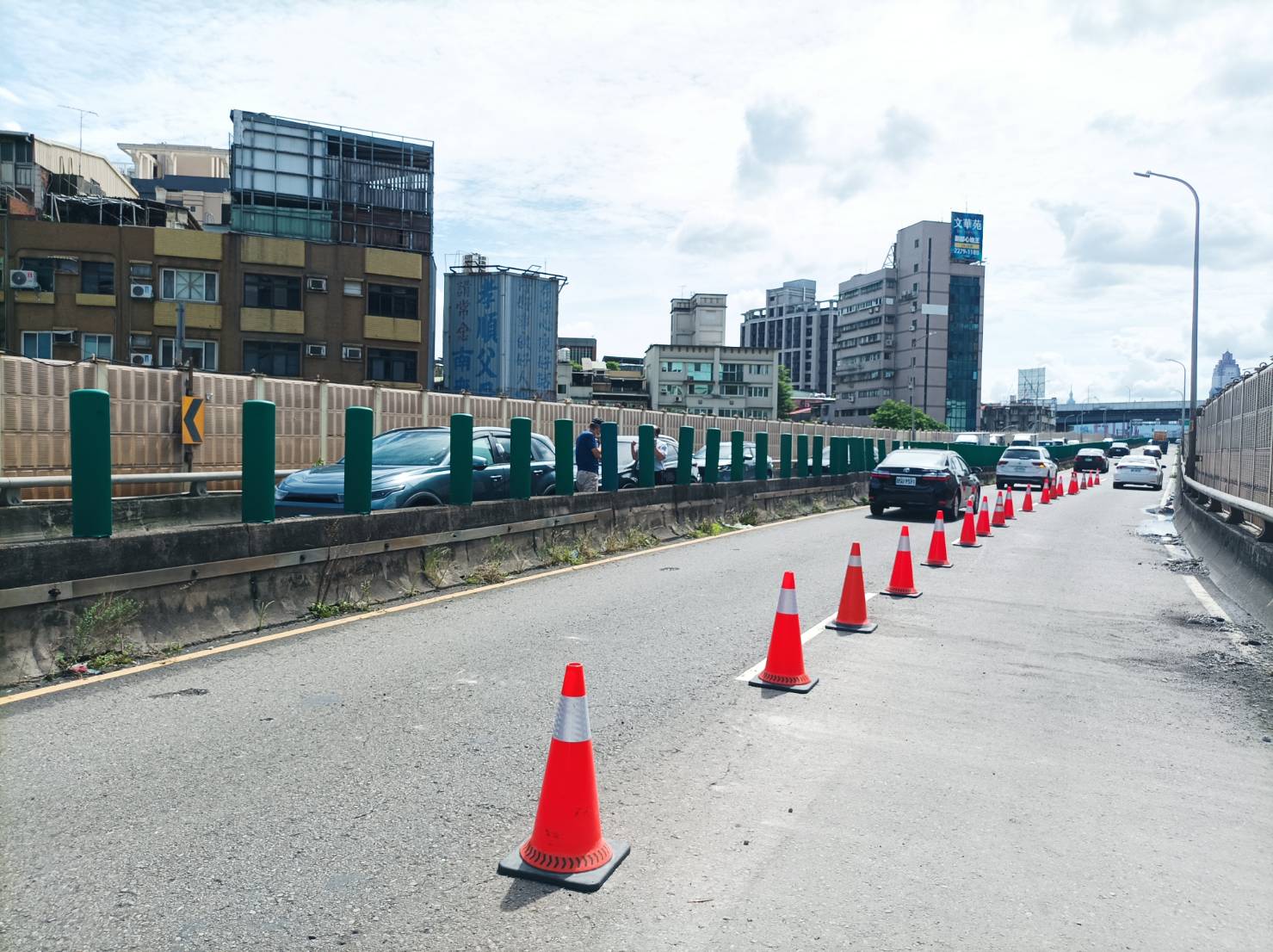 忠孝橋三重區往北市方向一度癱瘓，目前該方向已開放單線通車。（翻攝自侯友宜臉書）