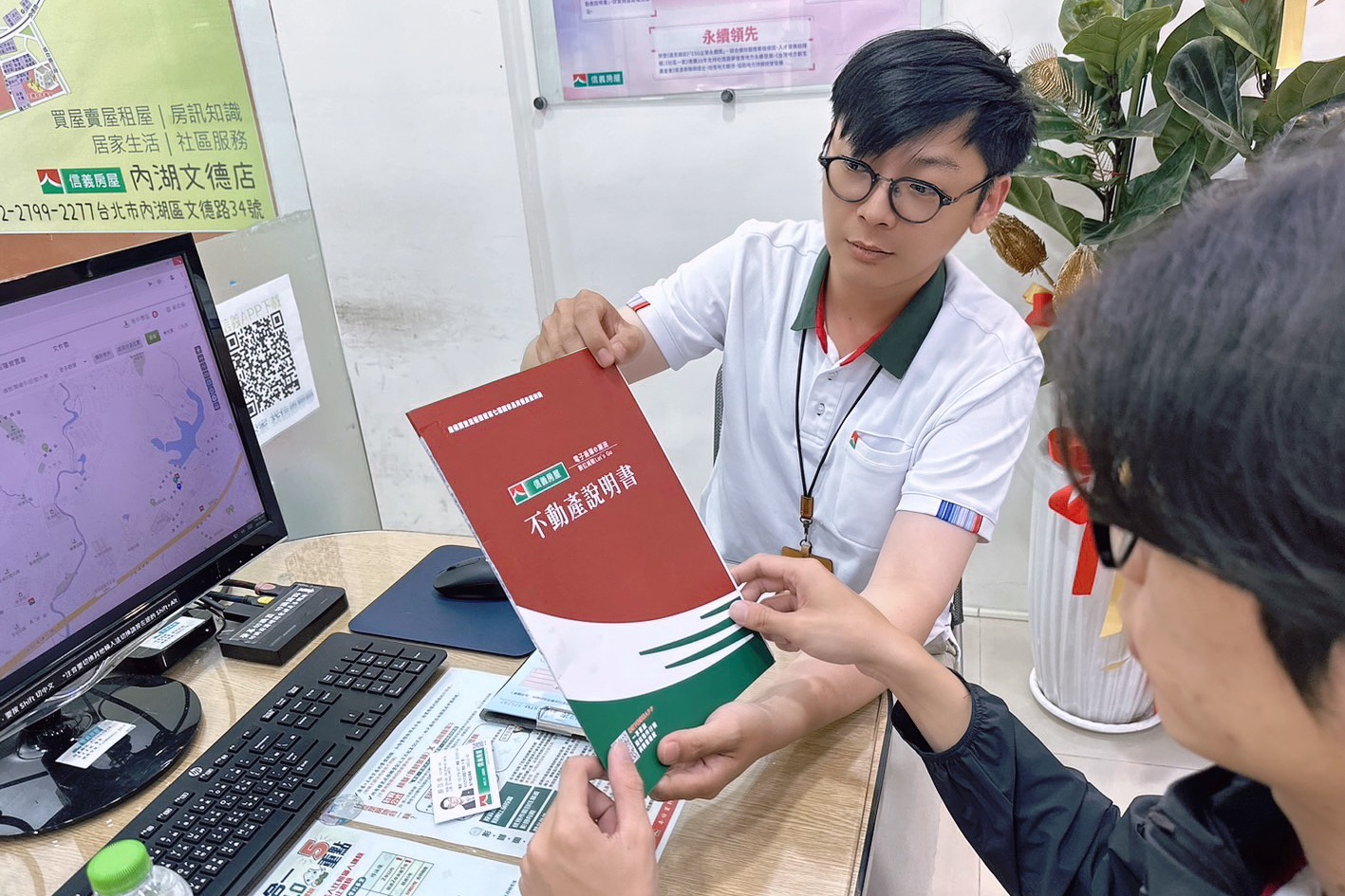 信義房屋蘇政倫憑著不服輸、想闖出一番成績的鬥志，從音樂老師、手搖飲店，轉換跑道加入房仲業。（信義房屋提供）