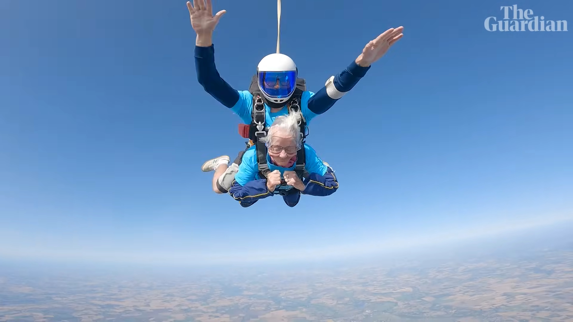英國1名超狂102歲阿嬤跳傘慶生。（翻攝自《衛報》影片）