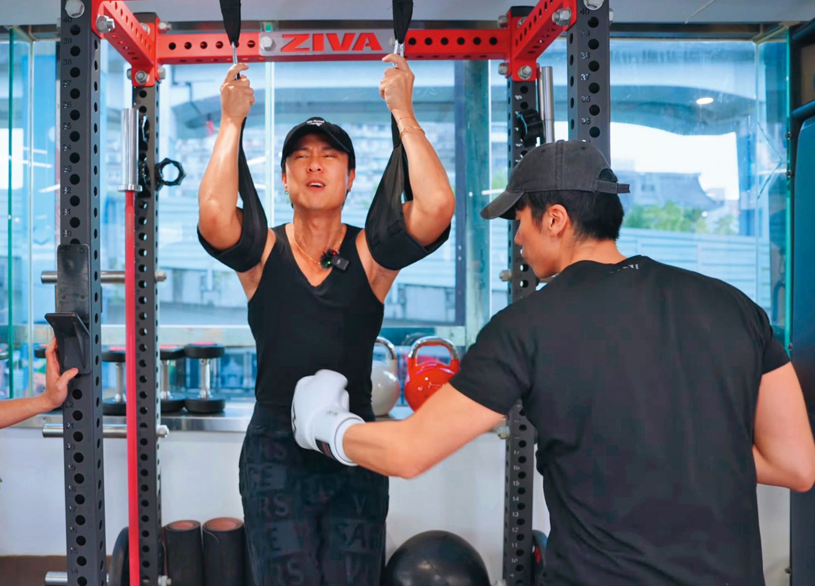 劉書宏（左）與健身教練蔣政（右）是一起健身、鍛鍊身材的好朋友，沒想到卻發生爭執還打架。（翻攝自劉書宏YouTube)