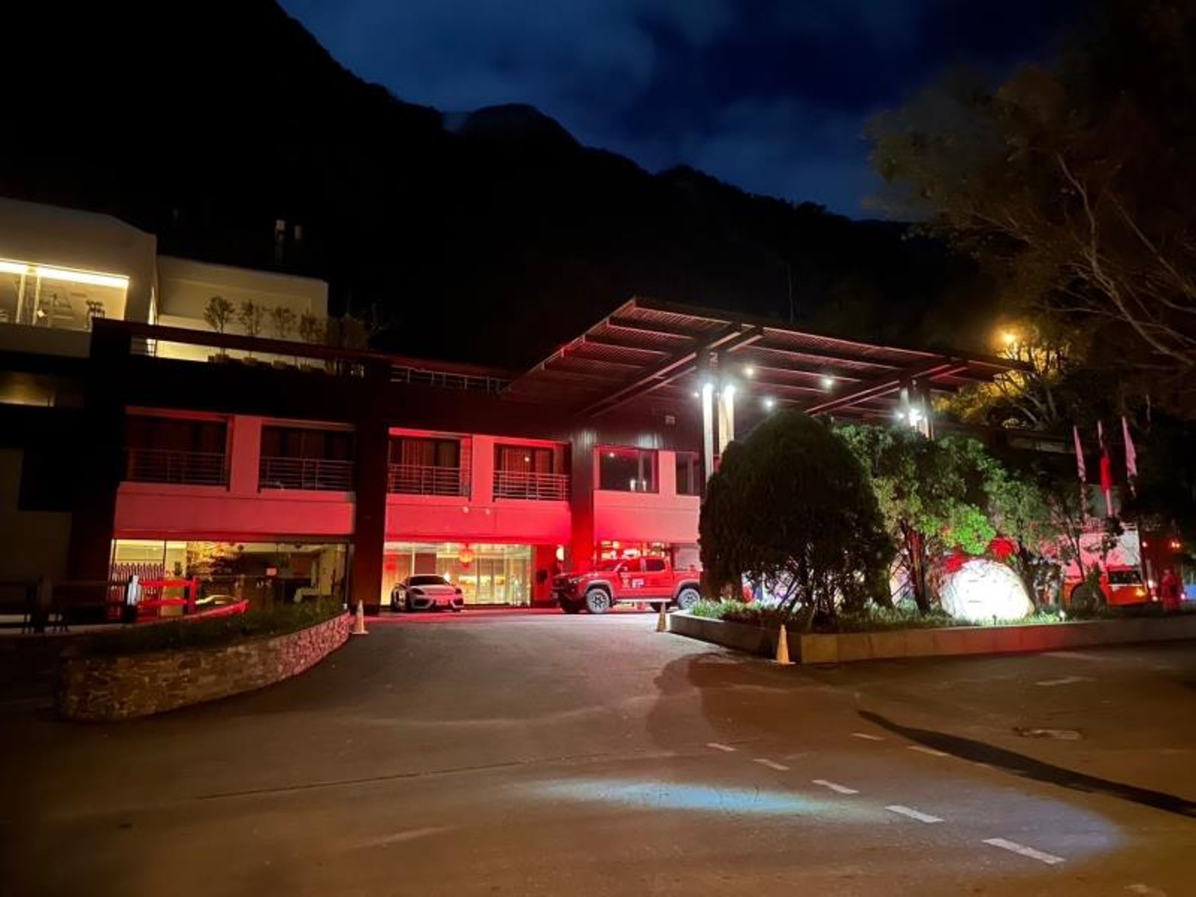 太魯閣晶英酒店昨復業首日即發生三溫暖火警，5名員工吸入濃煙送醫。（翻攝畫面）