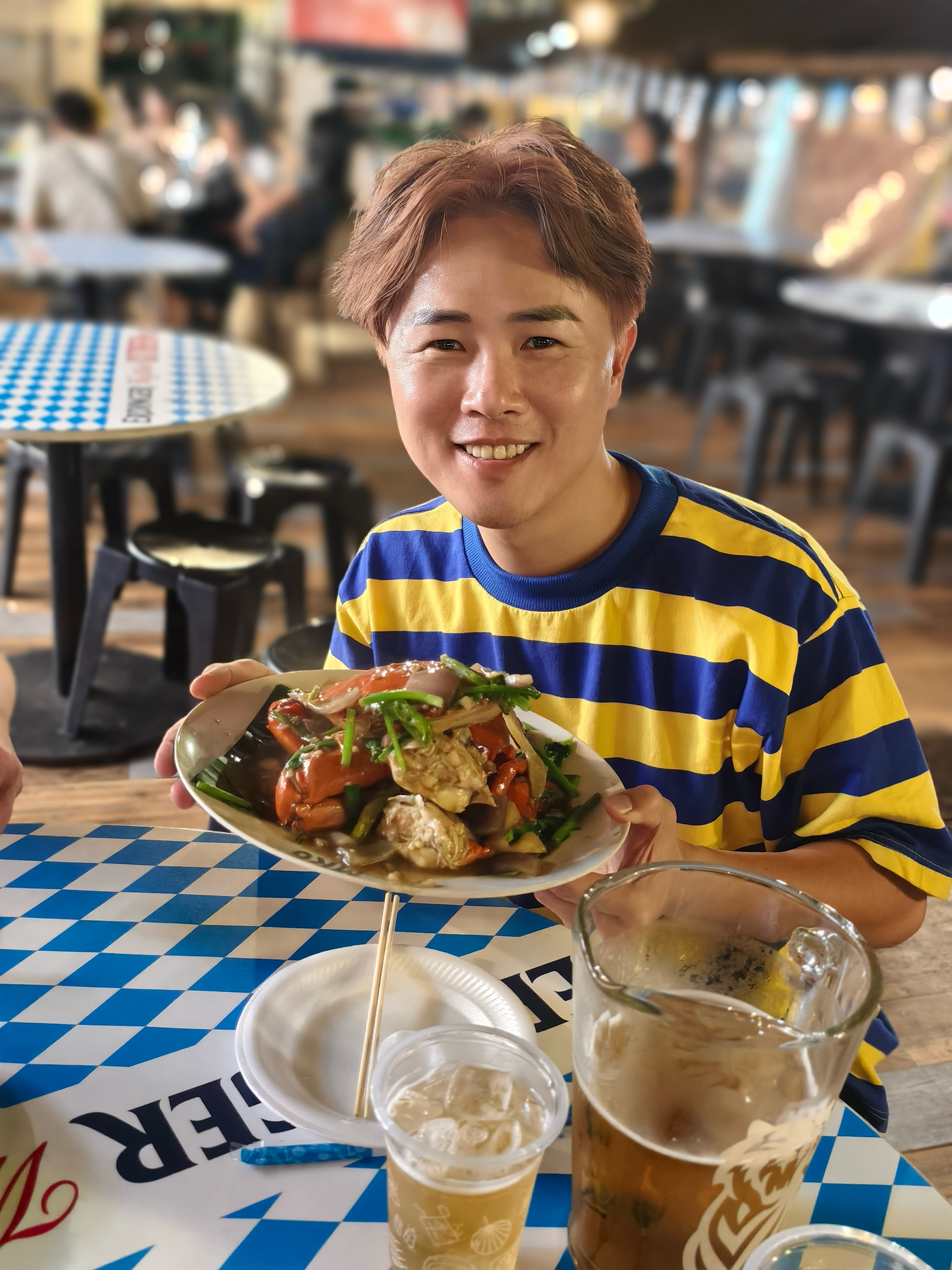 陳孟賢在新加坡演出工作之餘不忘品嚐當地美食。（全球巨星提供）