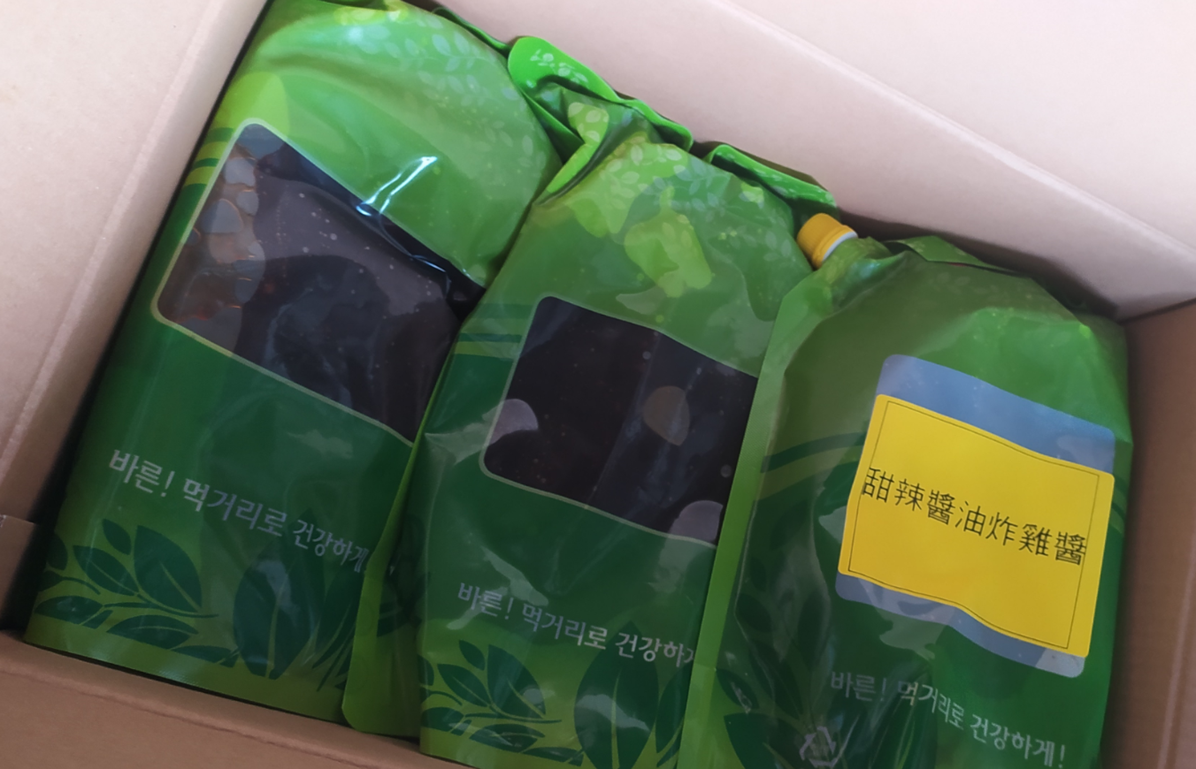 知名韓式連鎖餐廳「兩餐」的炸雞醬HOTCHOKING SAUCE檢出防腐劑含量不符規定。(食藥署提供)