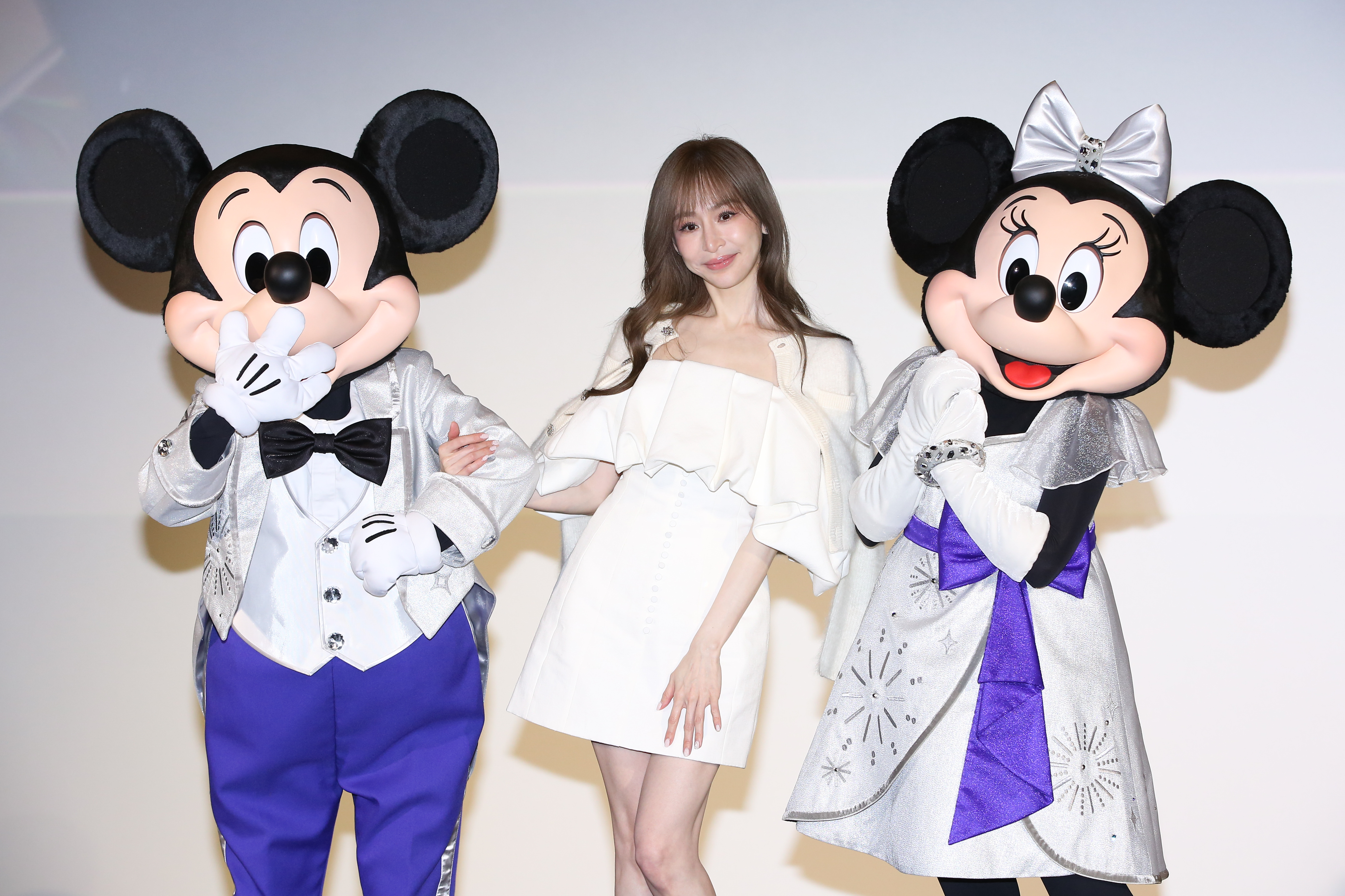 王心凌（中）與米奇（左）、米妮（右）一同出席《星願》慈善首映。