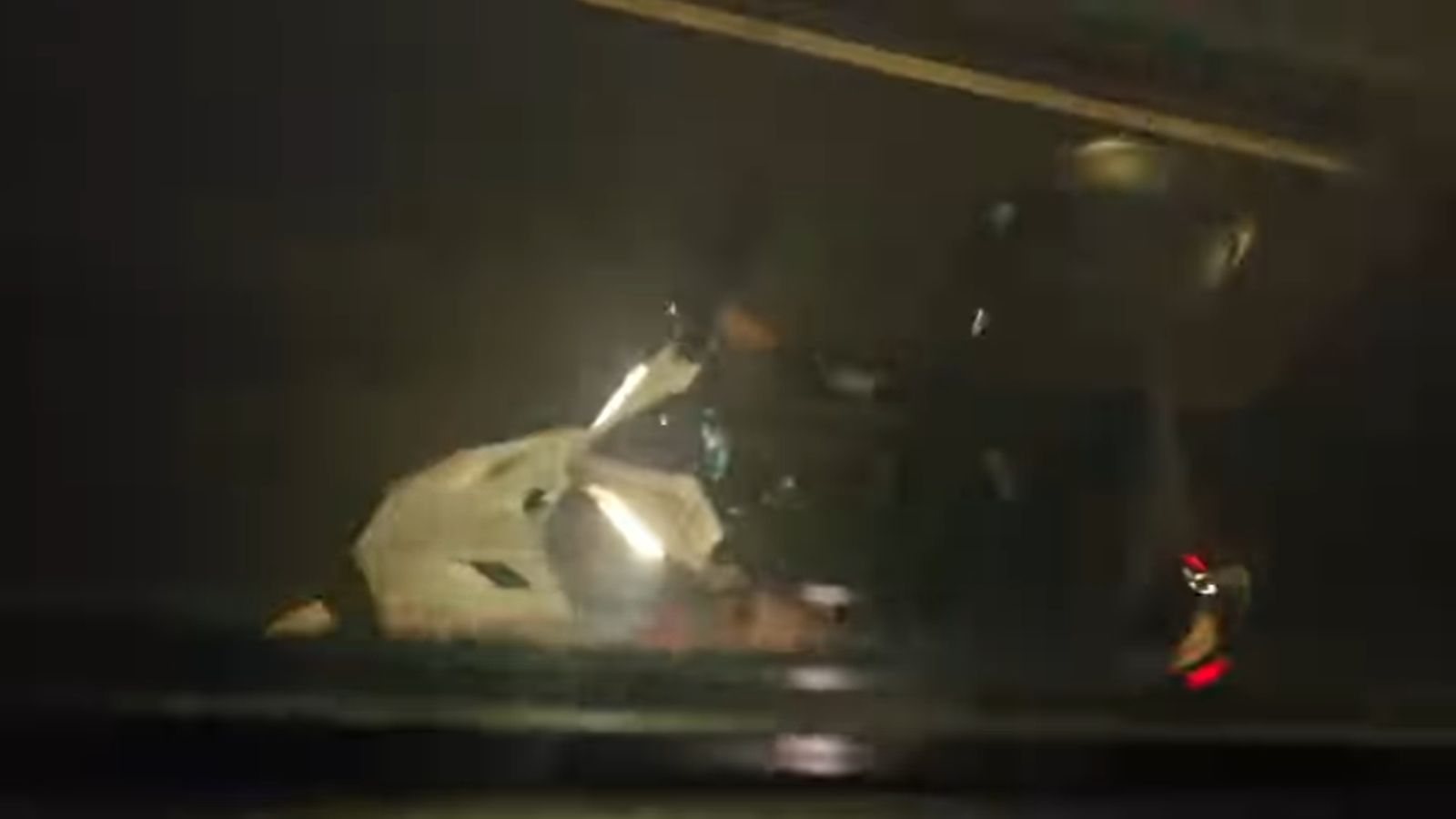 「薔」風驚悚狂吹...公車車身擋風保護騎士 他錄下暖心瞬間!釣出司機本人現身留言