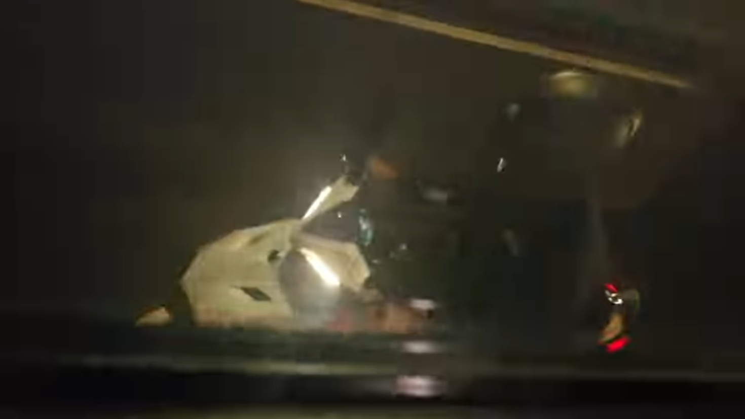 「薔」風驚悚狂吹...公車車身擋風保護騎士 他錄下暖心瞬間!釣出司機本人現身留言