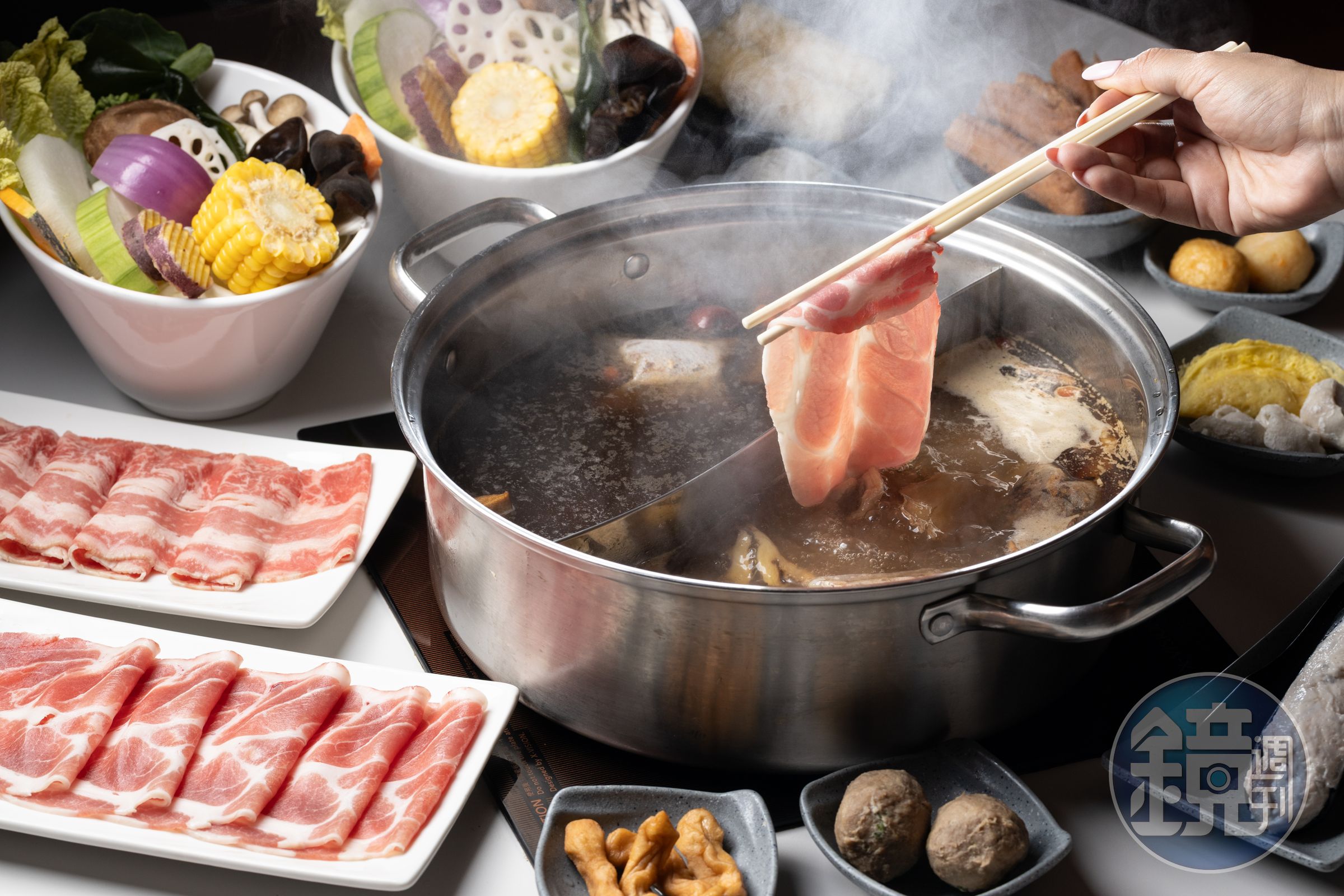 湯頭有胡椒豬肚雞、藥膳羊肉爐、黑麻油薑母鴨、麻辣鍋等共8種選擇。