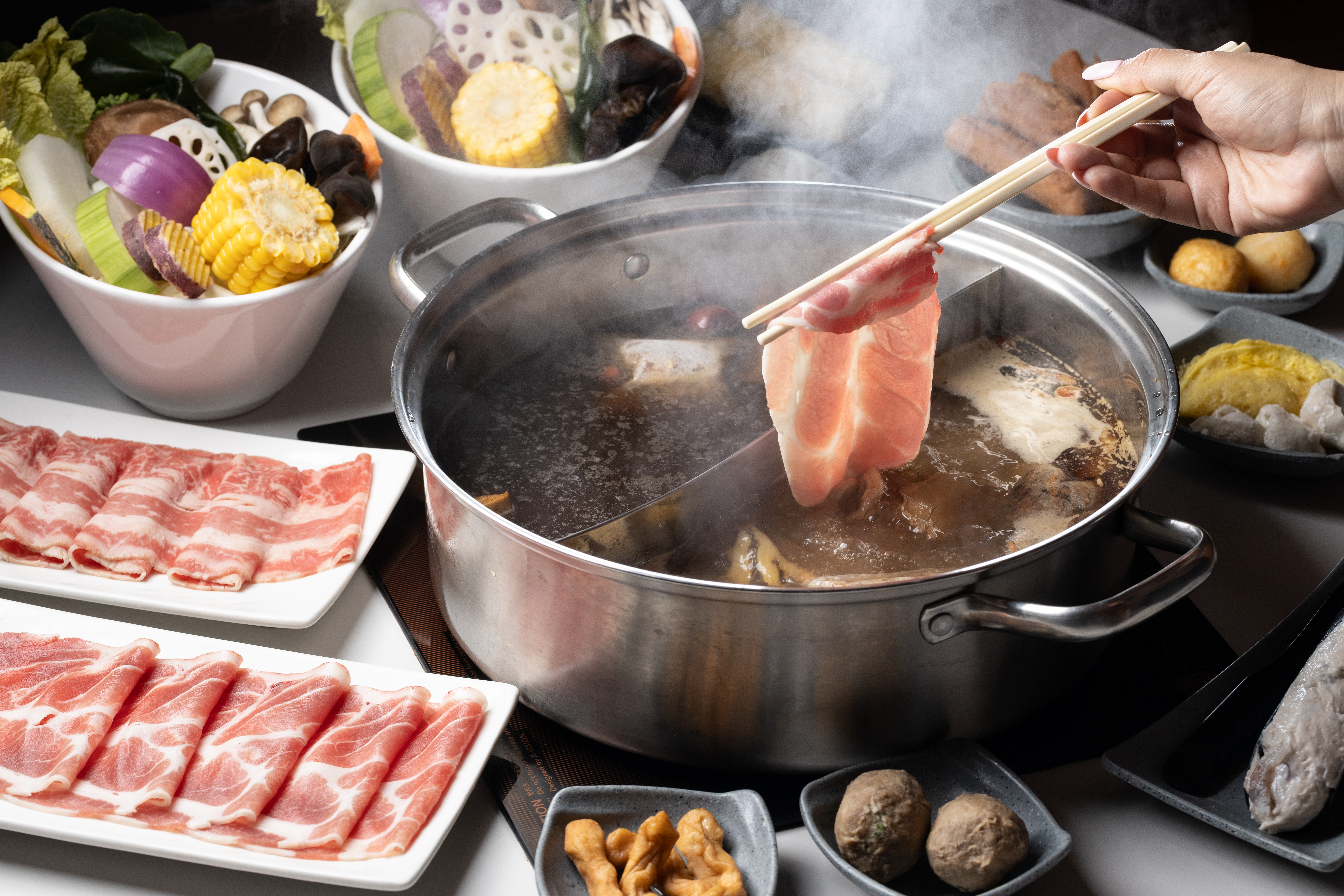湯頭有胡椒豬肚雞、藥膳羊肉爐、黑麻油薑母鴨、麻辣鍋等共8種選擇。