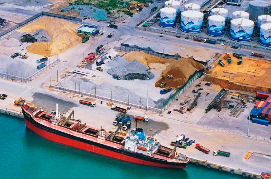 台北港至今仍有許多砂石車進出，18年前卻因司機間的排班糾紛而爆發命案。（取自日月同輝公共建設檔案 台北港營運處）