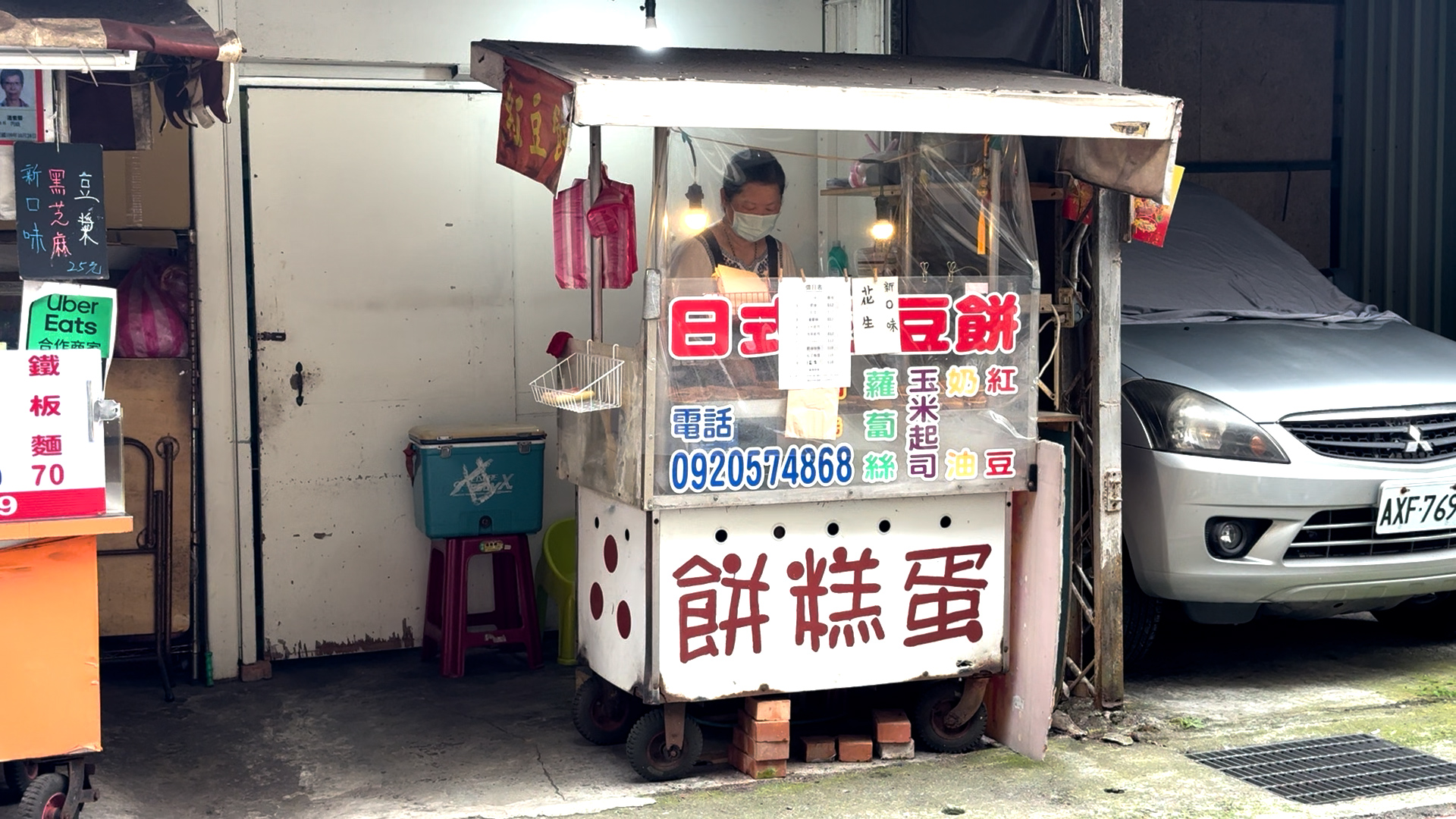 「深坑日式紅豆餅」在當地換過許多位置，賣了超過20年，是學生放學後的人氣點心。