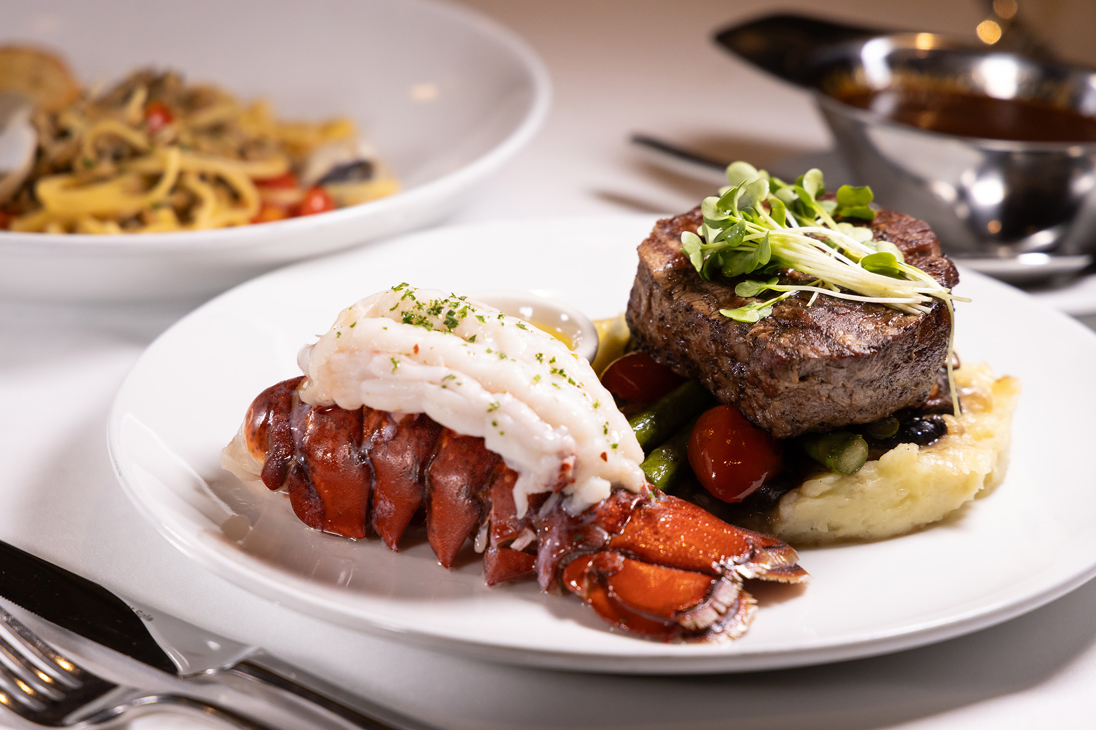 全新的太陽公主號共有近30間餐廳與酒吧，而且免費餐飲大幅升級。