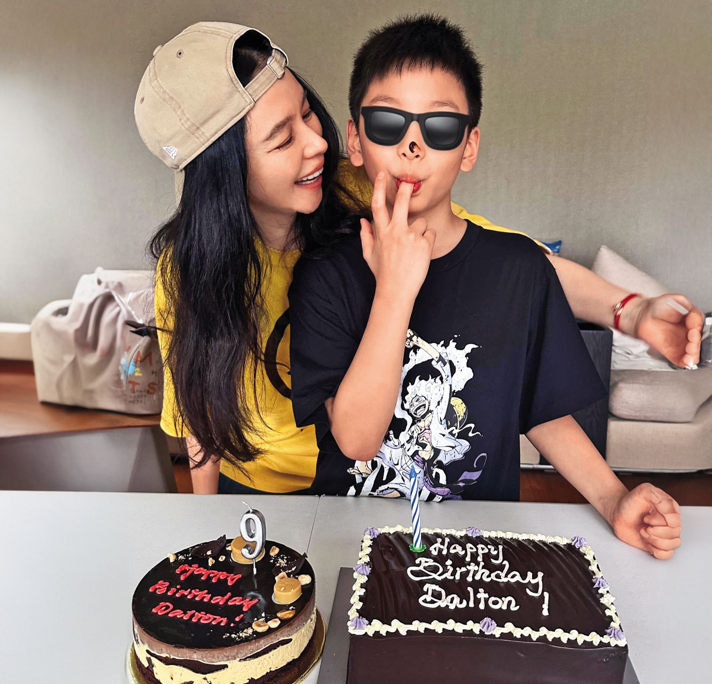 徐若瑄8月飛新加坡為兒子Dalton慶祝9歲生日,還從台灣越洋帶了一套鼓,送給兒子當禮物。(翻攝自徐若瑄IG)