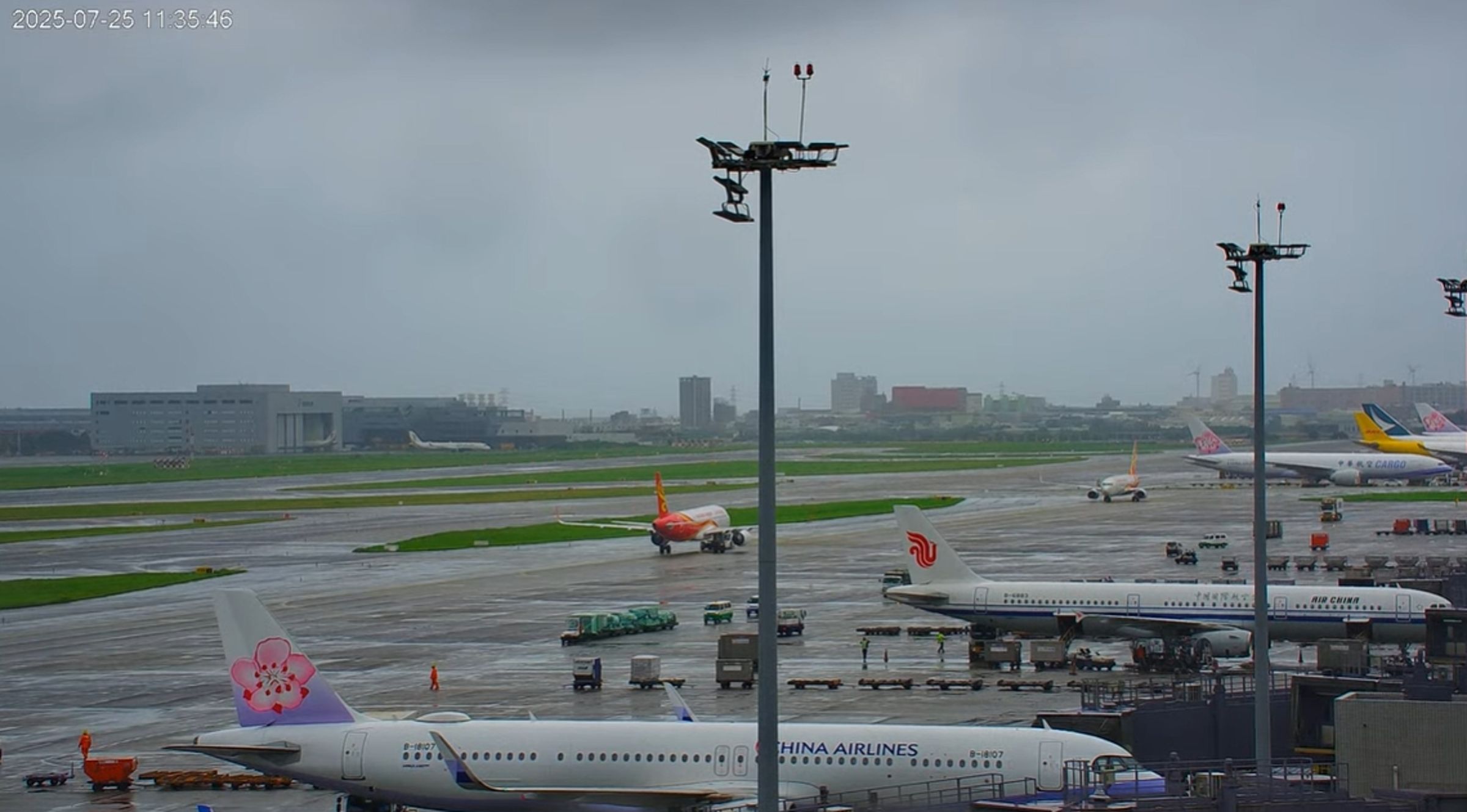 桃園機場發生一場虛驚事件,香港航空與南海航空出現「頭對頭」畫面。(翻攝自YouTube@Taoyuan Airport)
