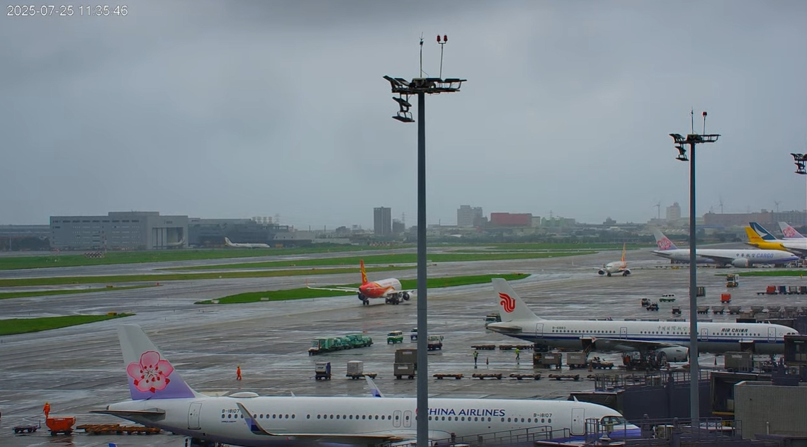 桃園機場發生一場虛驚事件，香港航空與南海航空出現「頭對頭」畫面。（翻攝自YouTube@Taoyuan Airport）