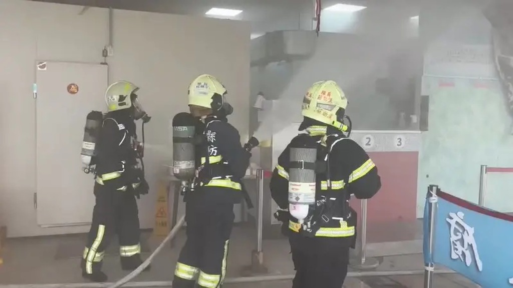 宜蘭玉里橋頭臭豆腐礁溪店今日下午傳出火警，現場用餐顧客倉皇逃生，消防人員到場佈線滅火。（翻攝畫面）
