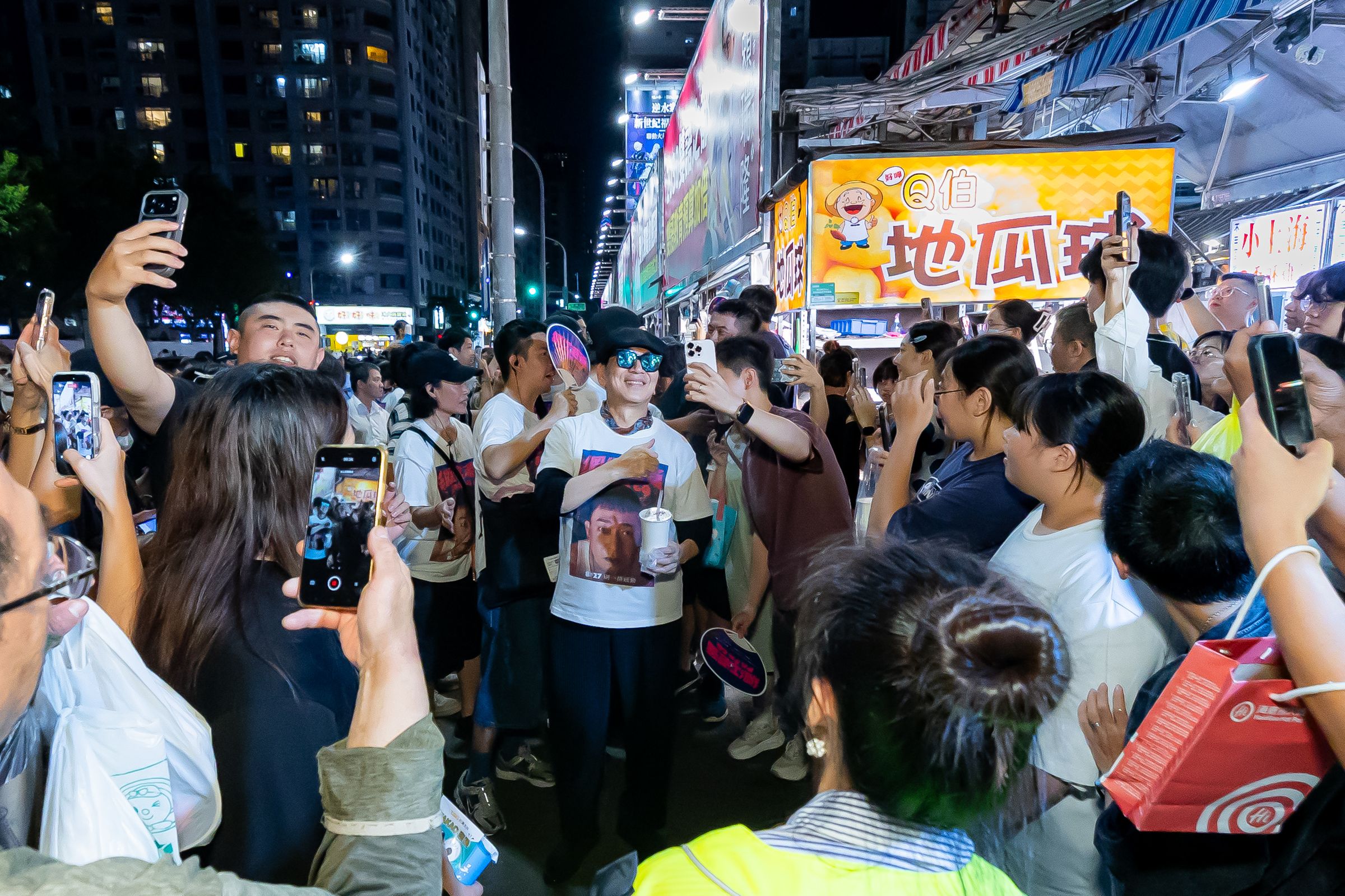 劇組前往高雄瑞豐夜市掃街,高捷驚喜現身力挺,現場被熱情粉絲團團包圍,互動熱烈。(曼尼娛樂提供)
