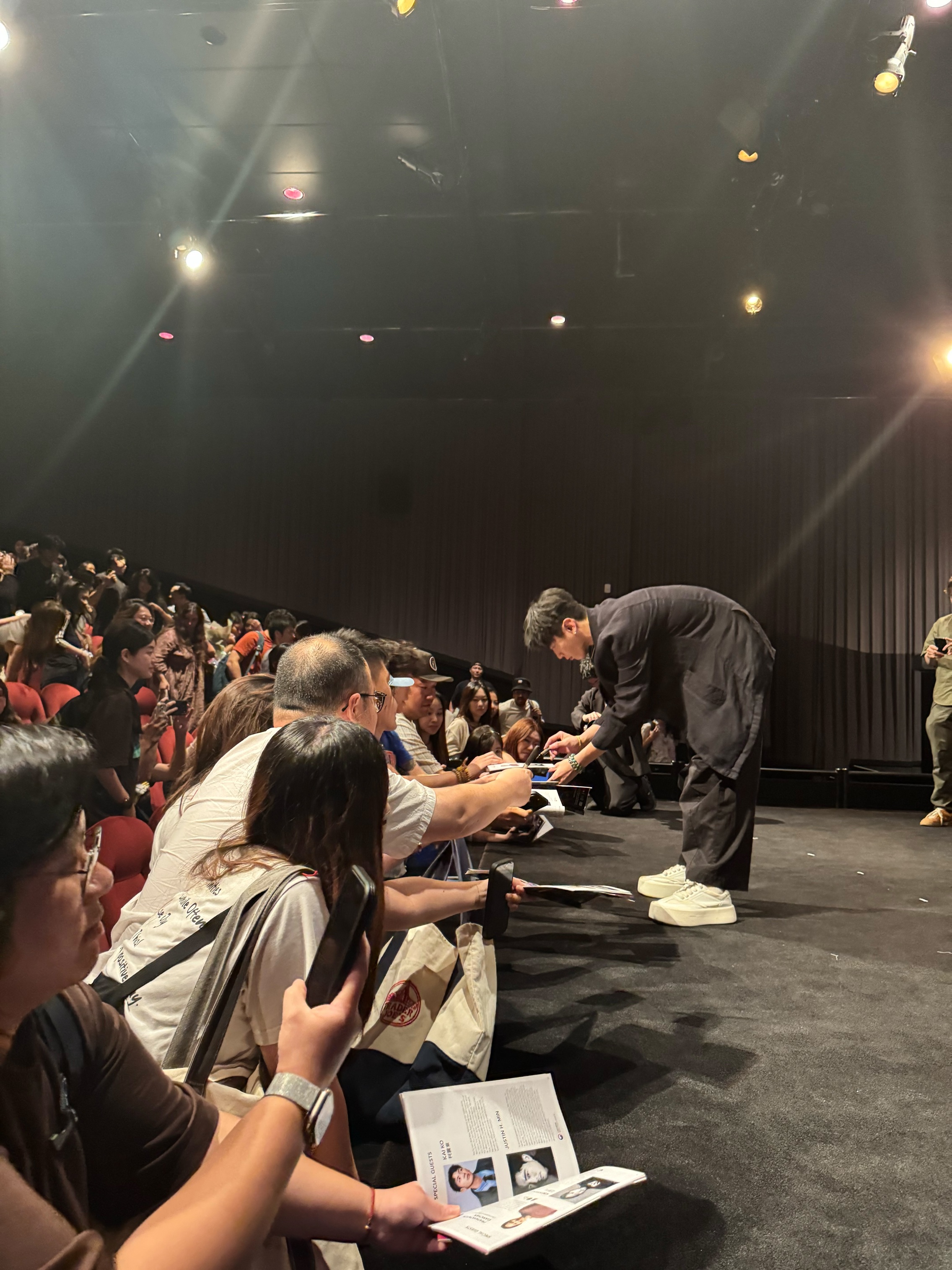 柯震東映後與粉絲互動，一個個彎著腰簽名，相當有誠意。（華映提供）
