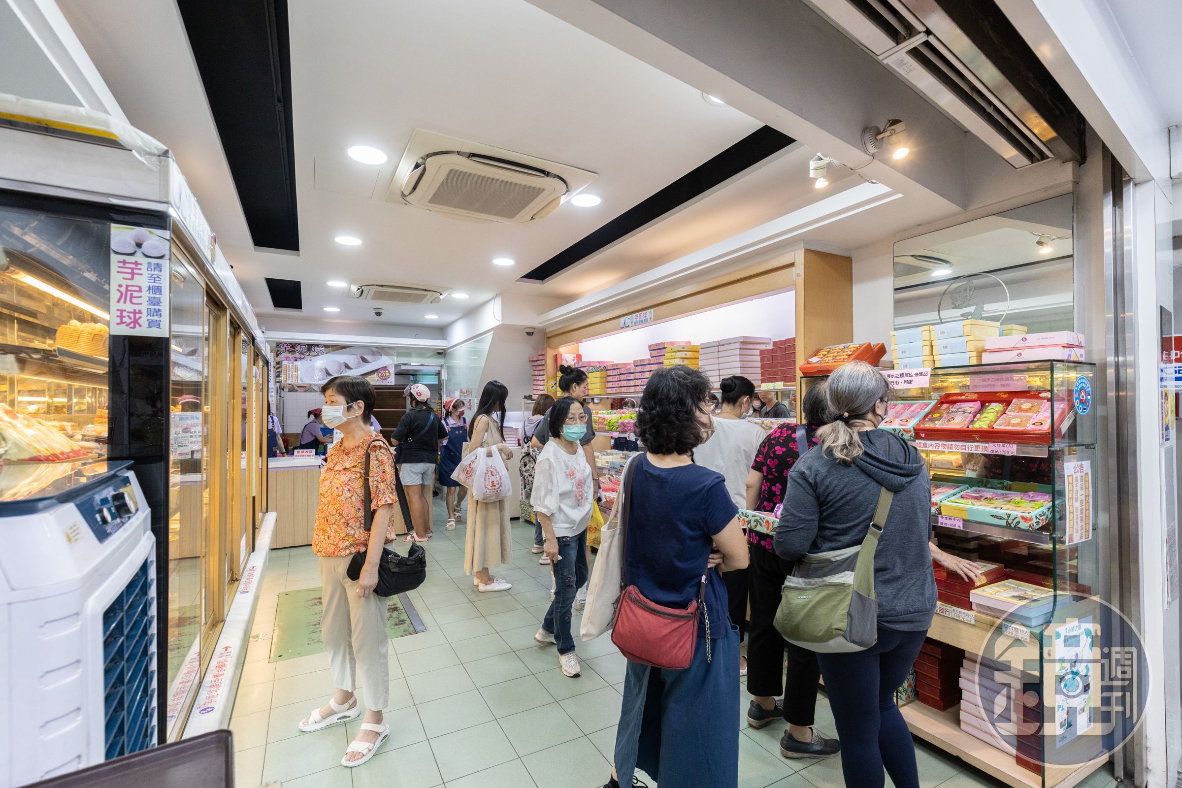 年節前夕，許多人專程到連珍店內採購。