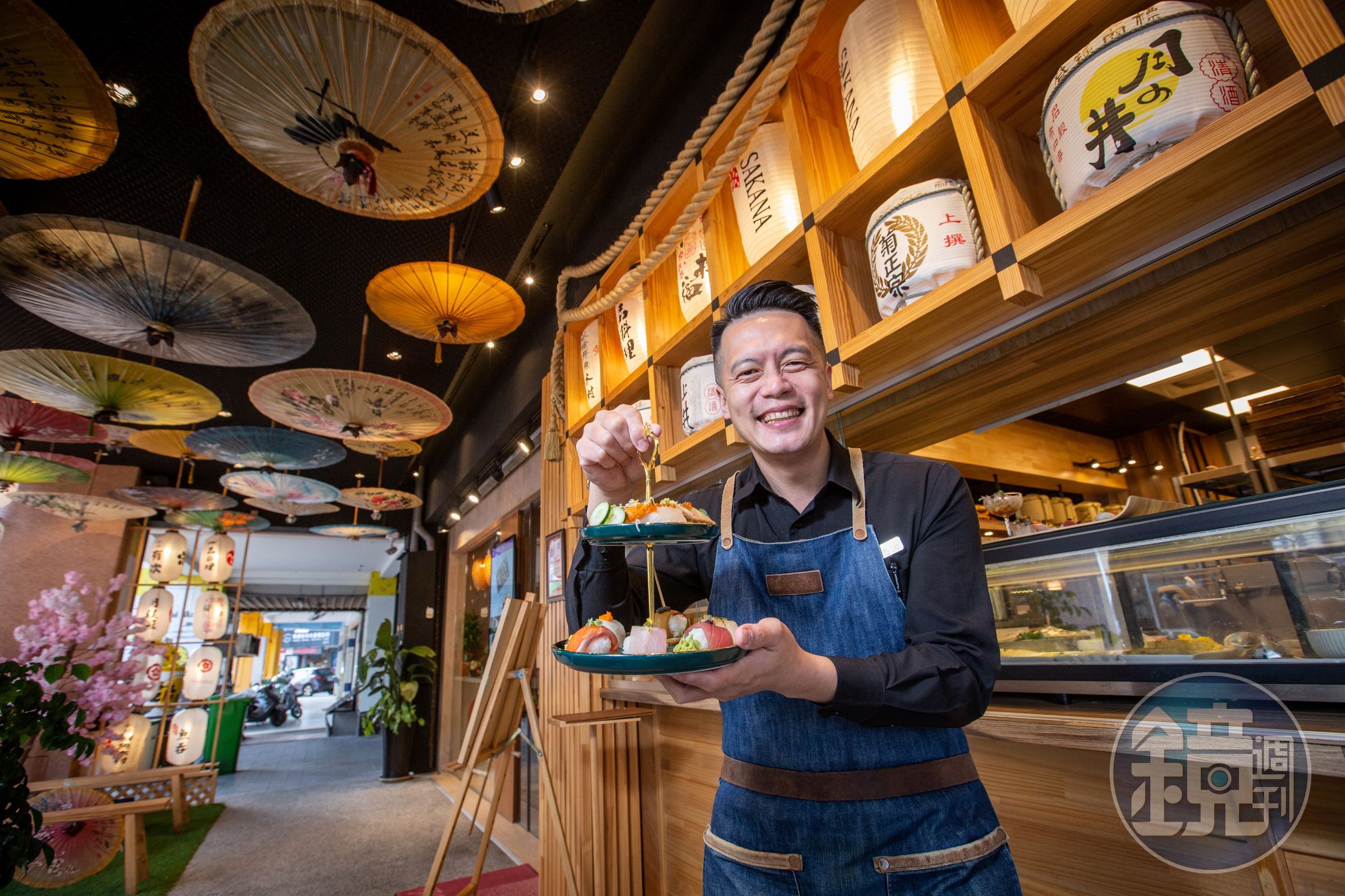 蘇思源學藝完成後,給自己十年開店的目標,不過當時會作菜不代表會做生意,所以敗下陣來,這次再累積十年厚積實力開出魚吞壽司,他上緊發條告訴自己只許成功。