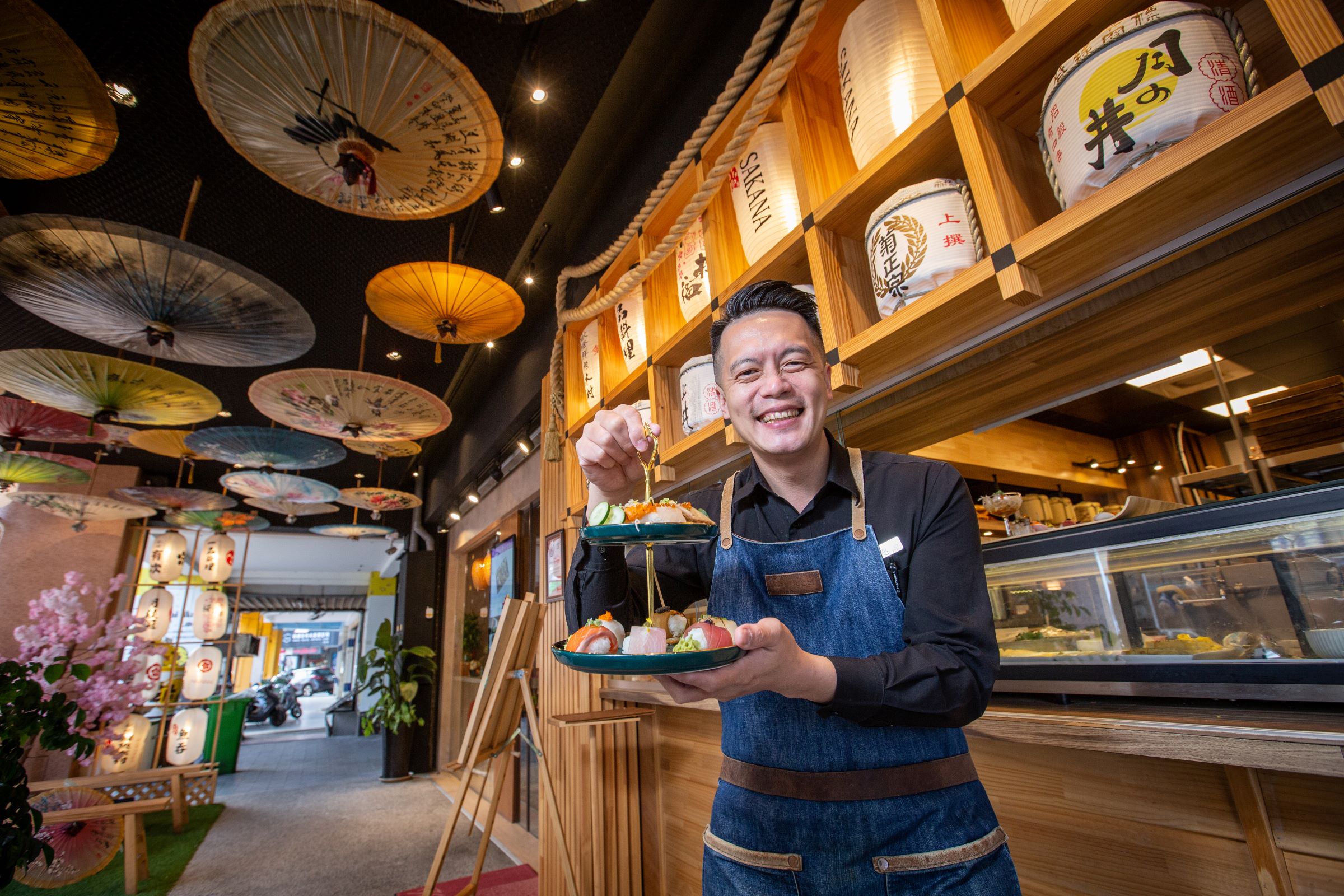 蘇思源學藝完成後，給自己十年開店的目標，不過當時會作菜不代表會做生意，所以敗下陣來，這次再累積十年厚積實力開出魚吞壽司，他上緊發條告訴自己只許成功。