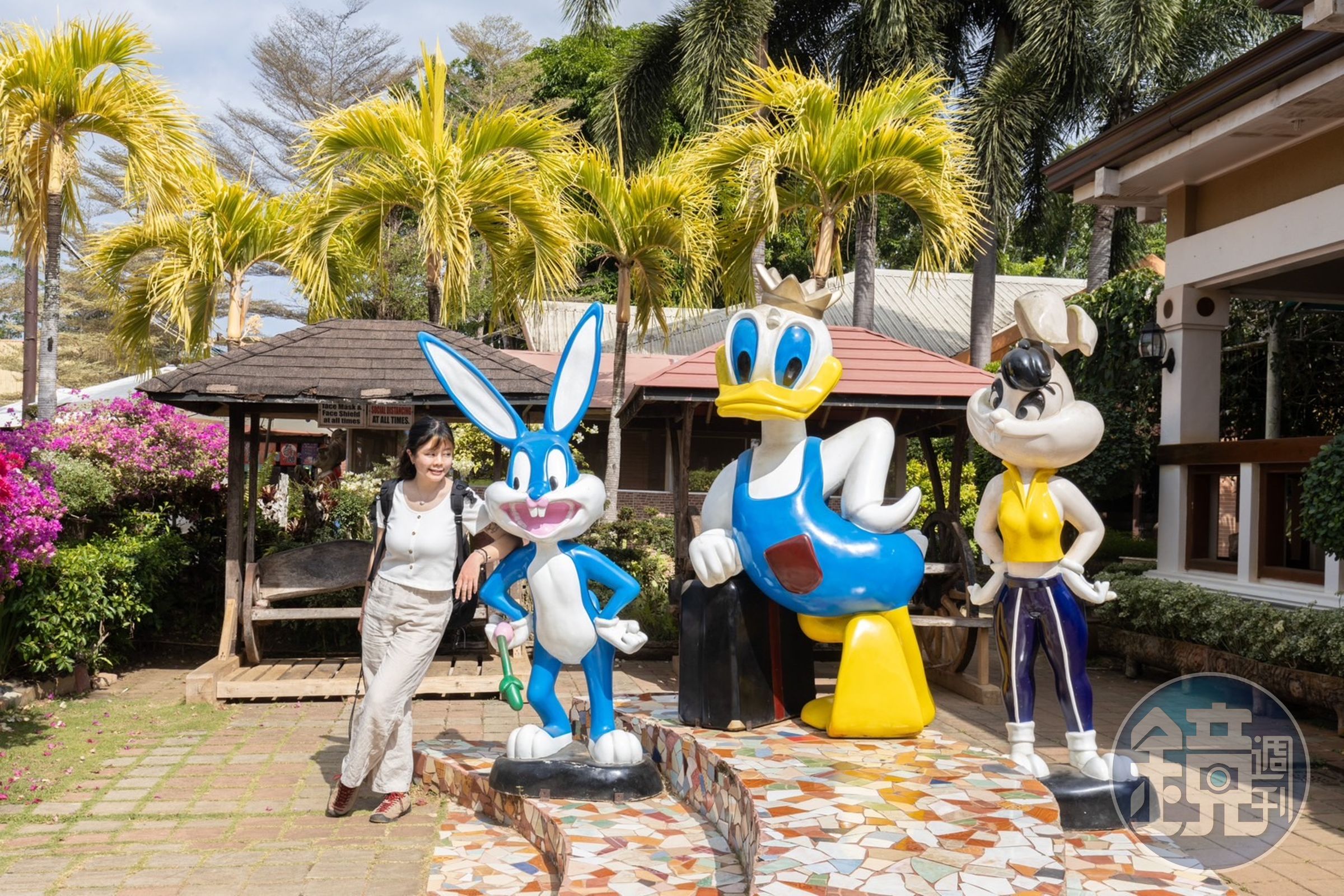 「麵包山」主題公園中有許多「面熟」的角色，即使源自不同派系，在這裡卻都是一家親。