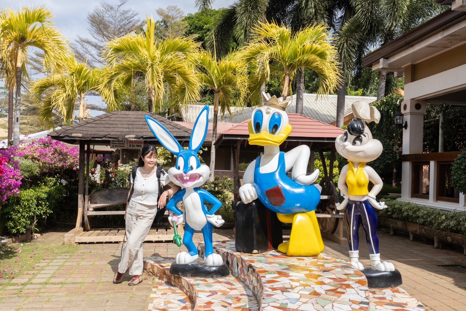 「麵包山」主題公園中有許多「面熟」的角色，即使源自不同派系，在這裡卻都是一家親。