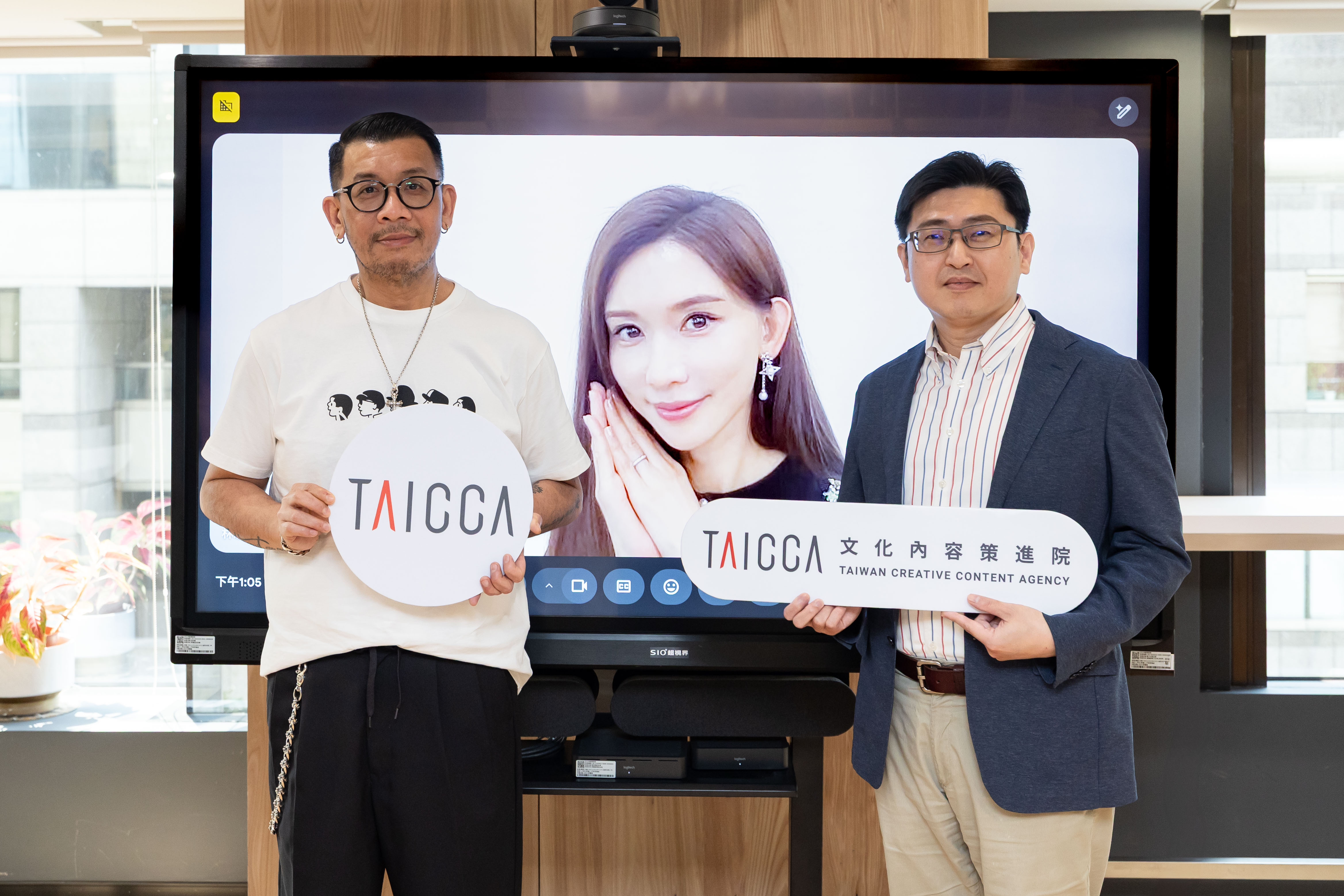 林志玲（中）透過視訊方式與文策院董事長蔡嘉駿（左）和院長盧俊偉（右）宣布合作打造華語影視作品。（文策院提供）