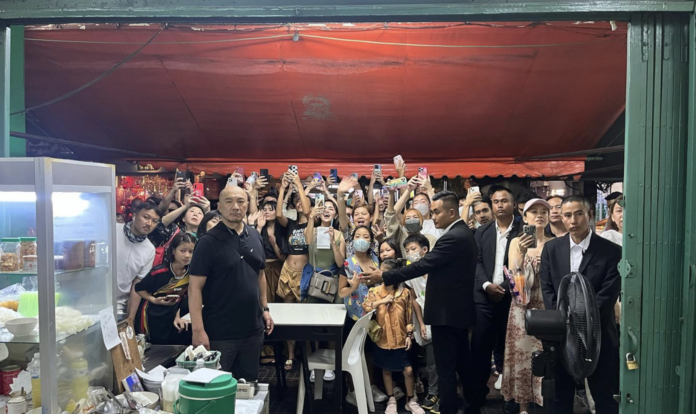 門外擠滿了爭睹Lisa的粉絲。（翻攝自stefano_rabolli_pansera IG)