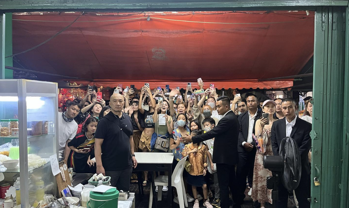 門外擠滿了爭睹Lisa的粉絲。（翻攝自stefano_rabolli_pansera IG)