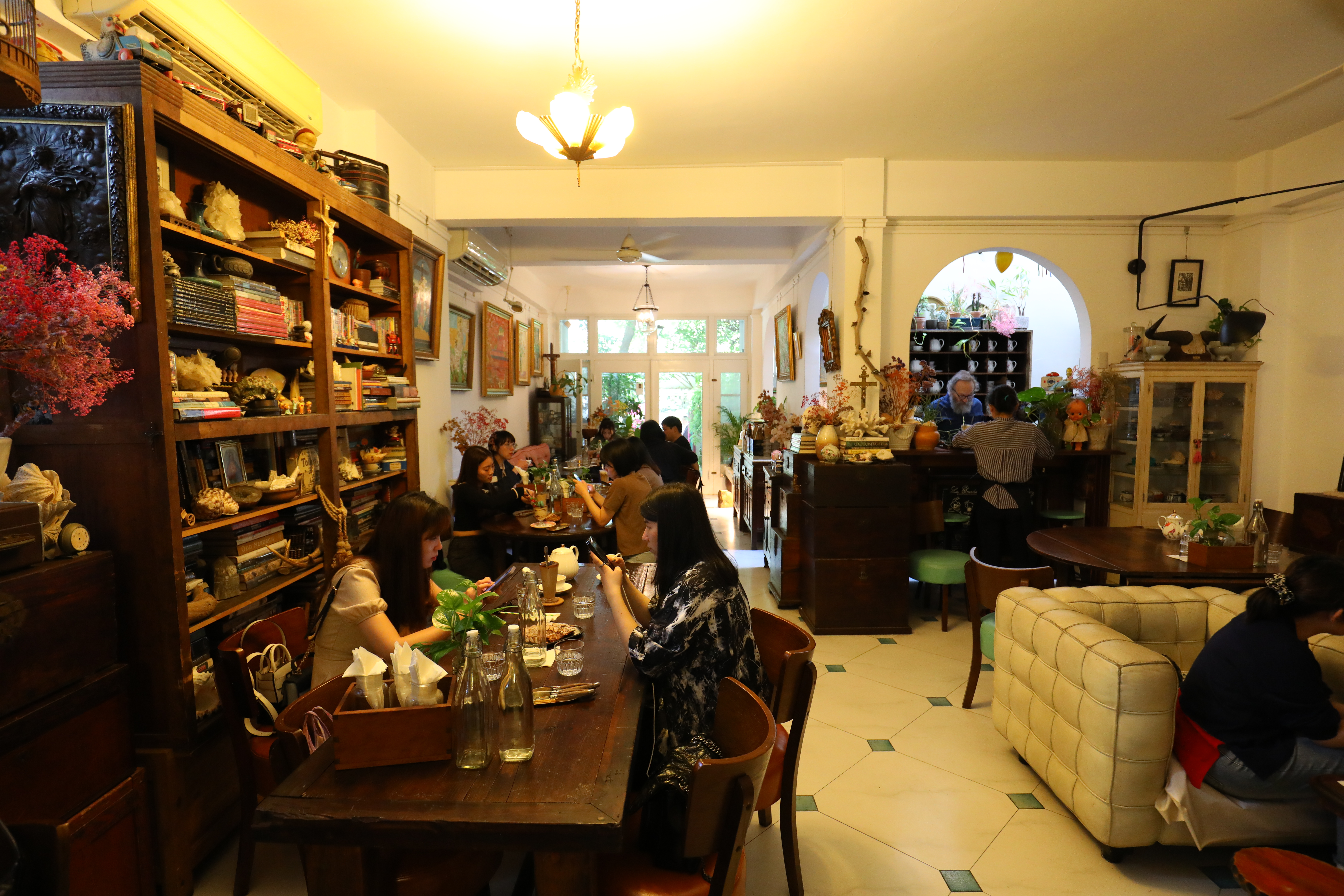 超火紅的「La Belle Maison Cafe法國鬍子手工甜品咖啡餐廳」採全預約制，沒預約絕對撲空。