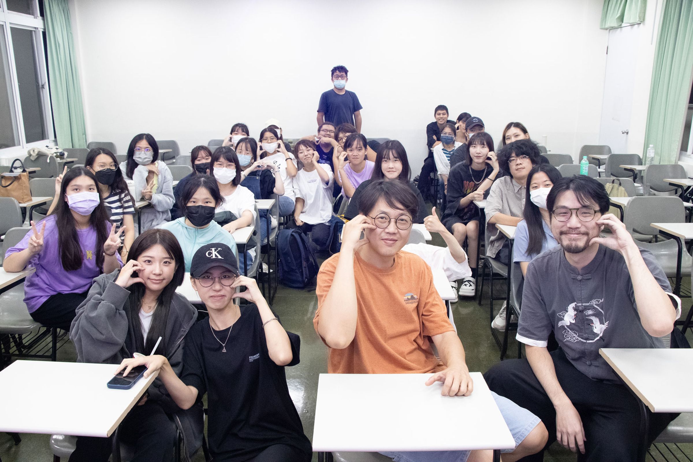 導演曾英庭(第一排中間)、中文劇本寫作授課教師鮑孟德(第一排右一)與學生合影留念。(世新大學提供)