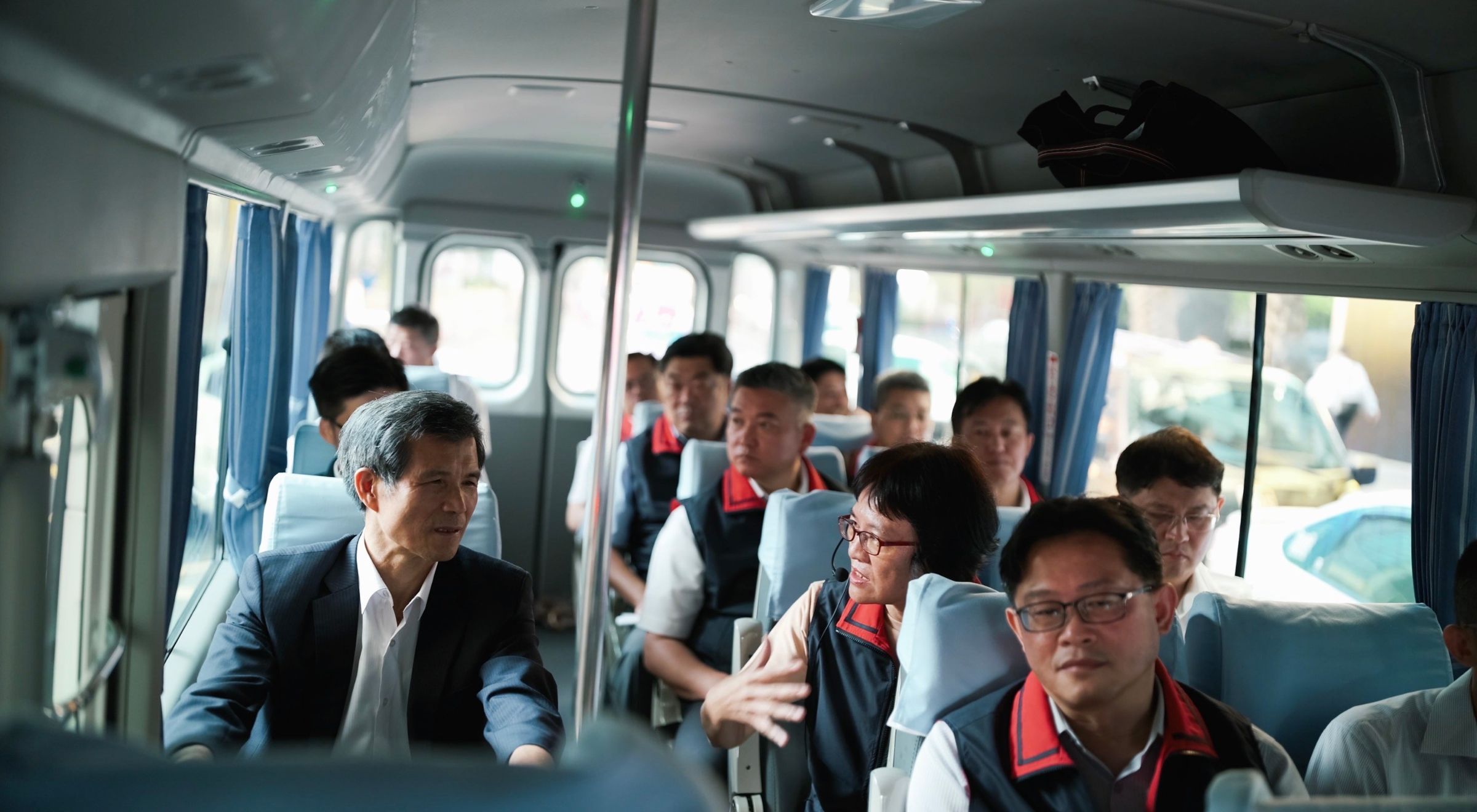 北市警局長李西河率鄰近內湖周邊分局分局長同乘巴士視察交通狀況。（翻攝畫面）