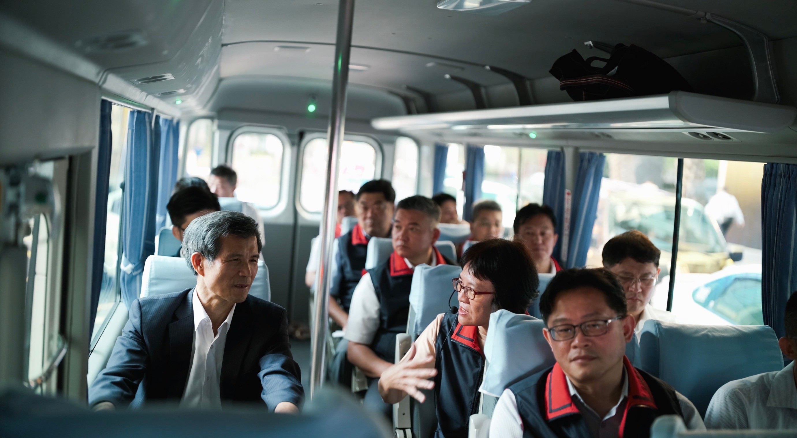 北市警局長李西河率鄰近內湖周邊分局分局長同乘巴士視察交通狀況。（翻攝畫面）