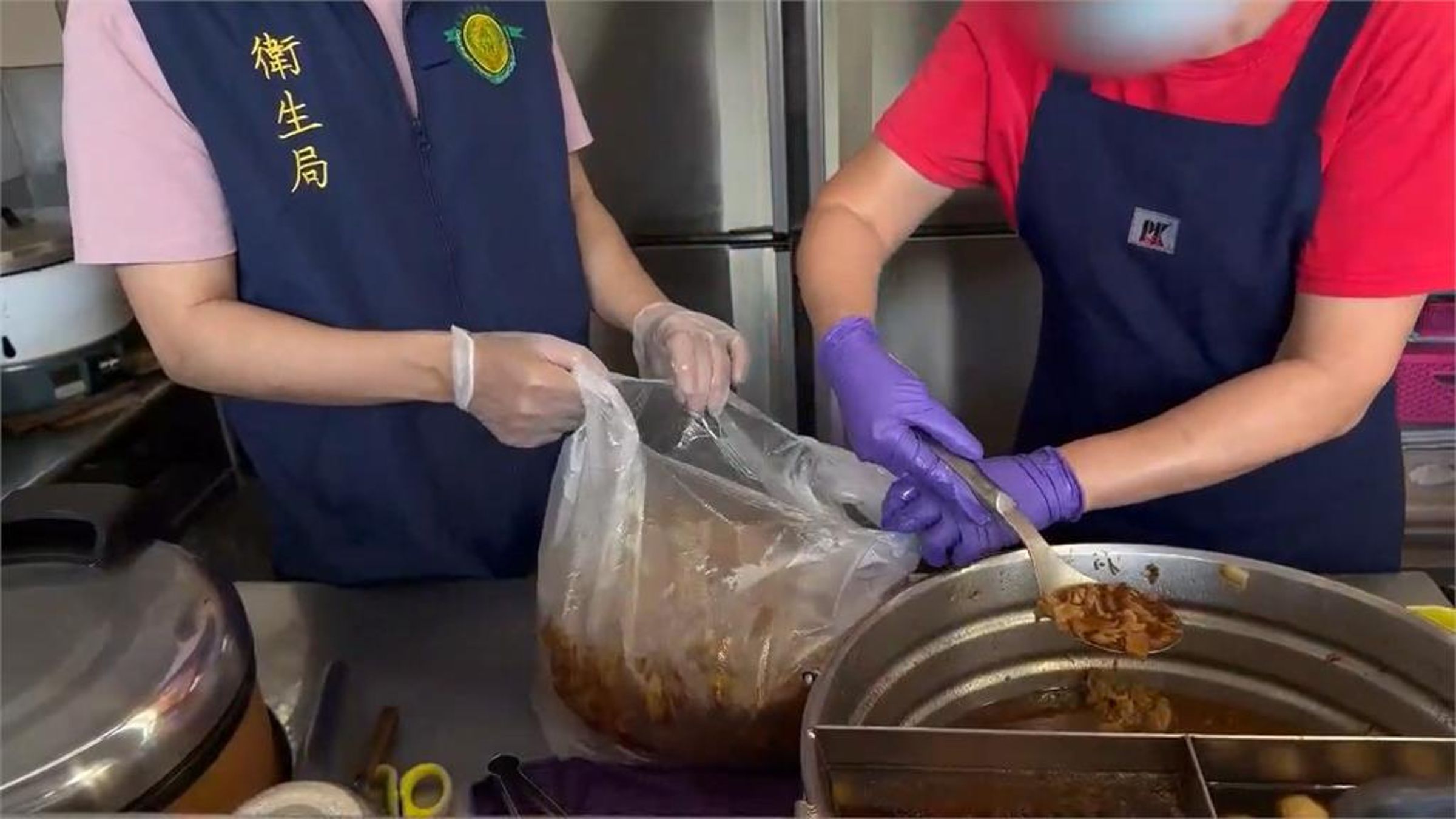原料絞肉確實與問題刀片同批加工,衛生局要求業者全面銷毀,防止風險擴大。(翻攝畫面)