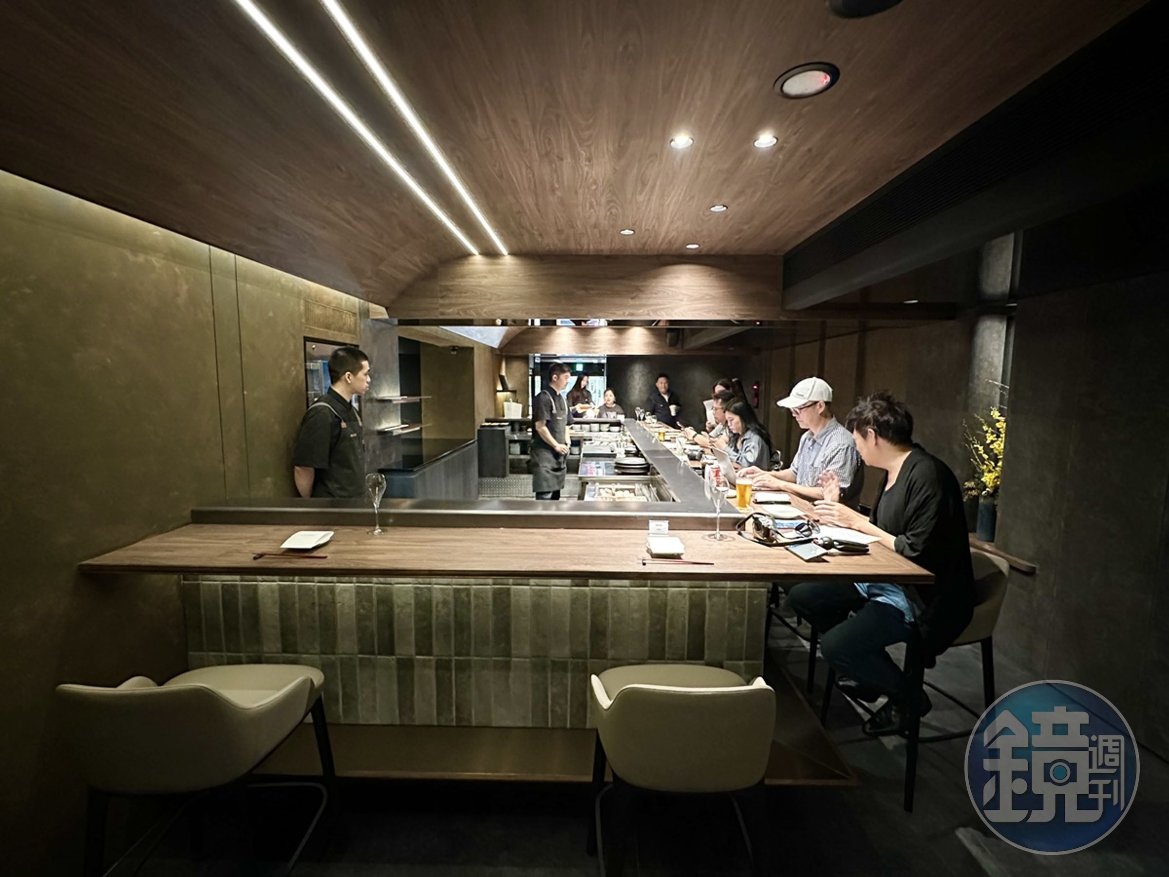用餐區設計成日式料理的板前風格,讓客人有欣賞捏握壽司般的視覺享受。