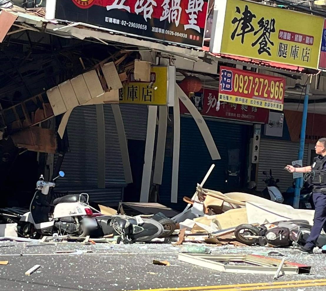 新莊區一間火鍋店5日上午10時許同樣發生氣爆，衝擊力將招牌及路邊機車炸飛，現場一片狼藉。（翻攝自記者爆料網）
