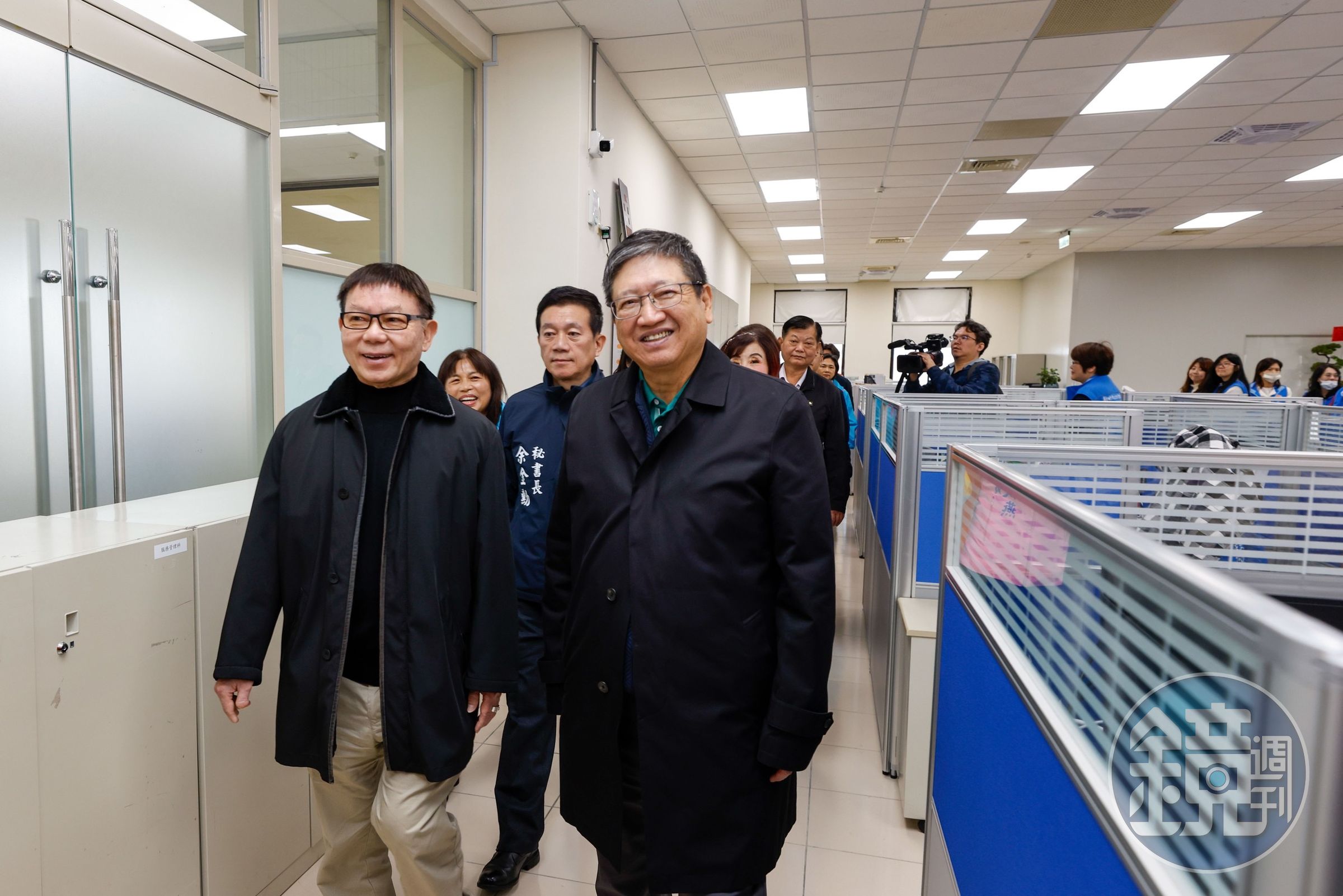 縣長楊文科偕同揭牌典禮與會人員巡視高齡長照處辦公室。(攝影/杭大鵬)