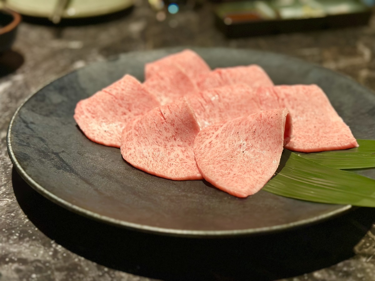 「日本和牛A5腿三角薄燒」油脂豐厚。