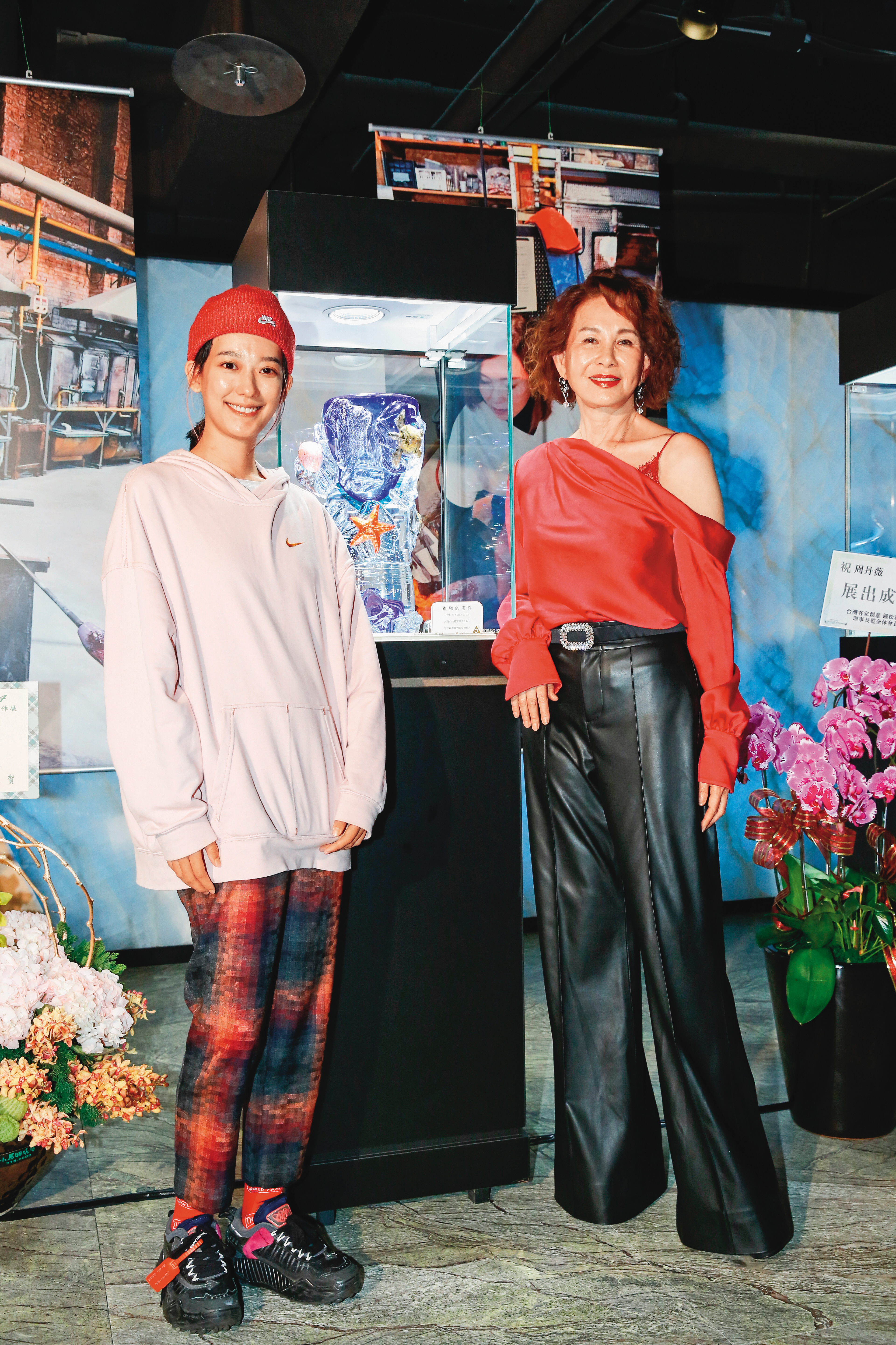 去年3月周丹薇（右）舉辦展覽，乾女兒孟耿如（左）現身力挺。