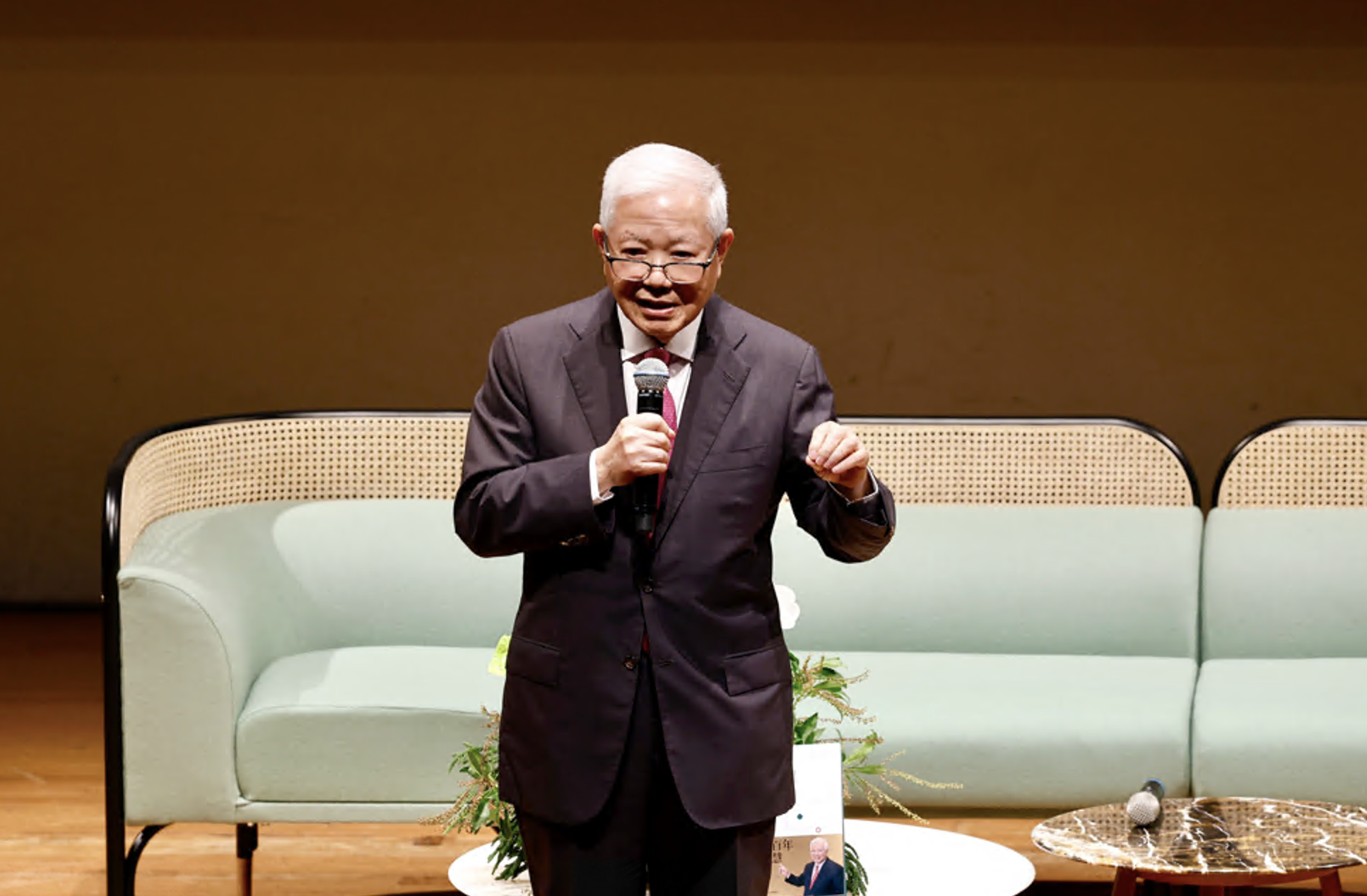 永豐餘集團掌門人暨永豐餘學院院長何壽川發表新書《循環在有無之間》，現場嘉賓冠蓋雲集。