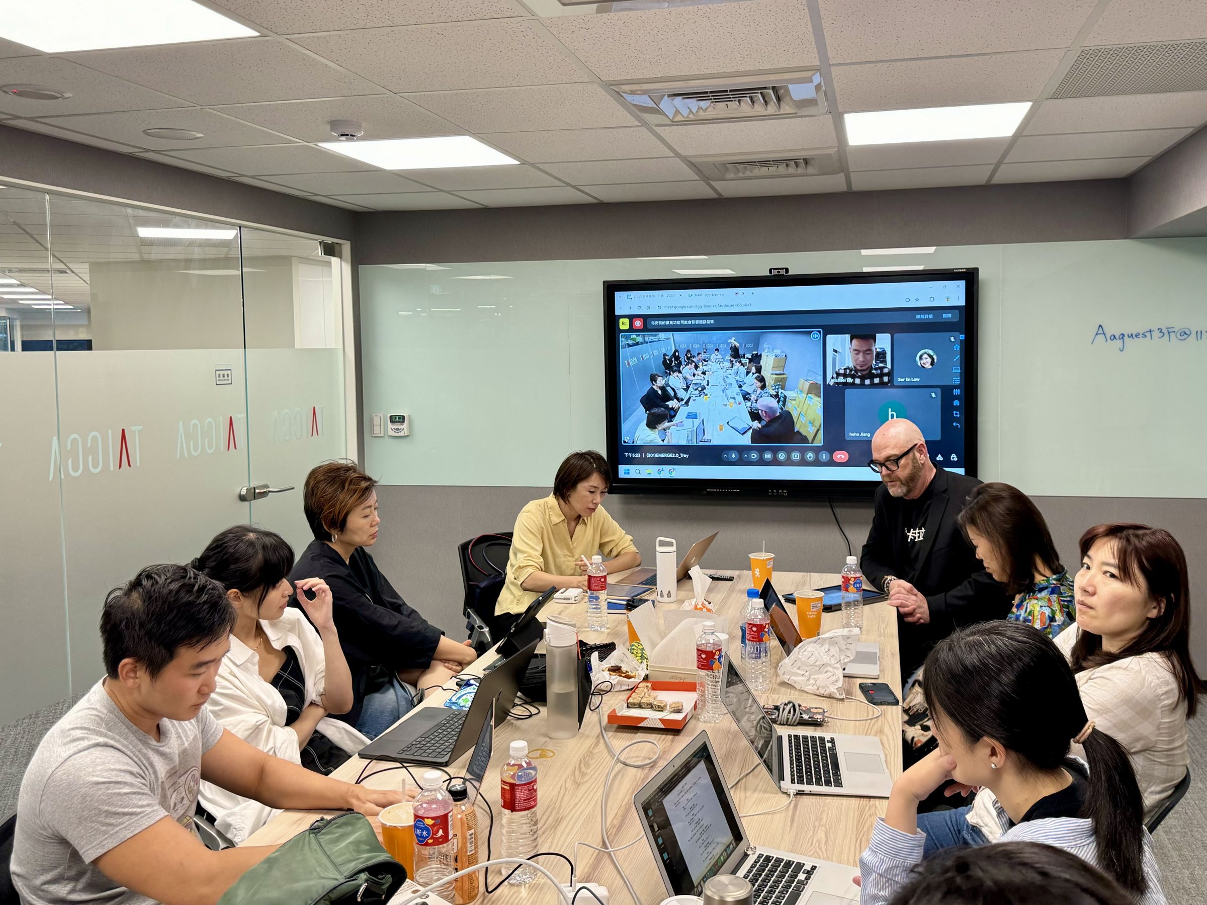 卡拉韋（右四）擔任EMERGE華語原創內容開發計畫2.0客座講師，日前來台為學員上課。（文策院提供）